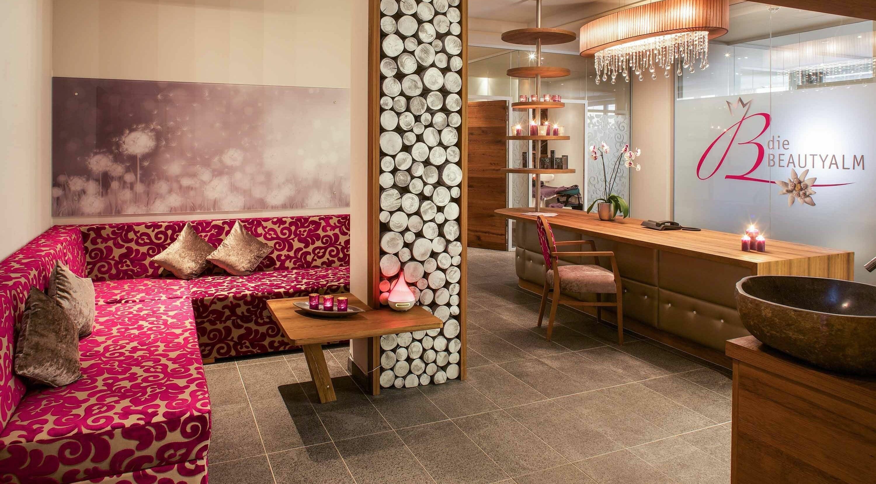 Luxuriöses Interieur der Beauty-Alm im Hotel Das Rübezahl, Schwangau, Bayern, DE - einladende Atmosphäre.