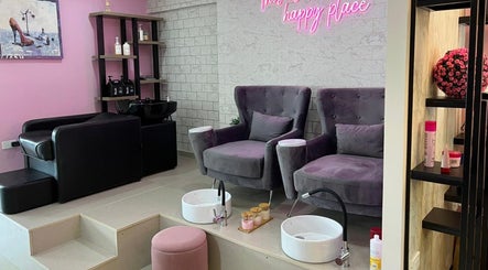 Zona de spa en Twelve Studio, Quito, Pichincha, EC con sillones de lujo y pediluvios.