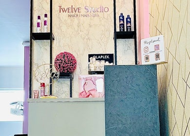 Recepción moderna y elegante de Twelve Studio en Quito, Pichincha, EC con productos de belleza expuestos.