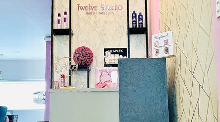 Recepción moderna y elegante de Twelve Studio en Quito, Pichincha, EC con productos de belleza expuestos.