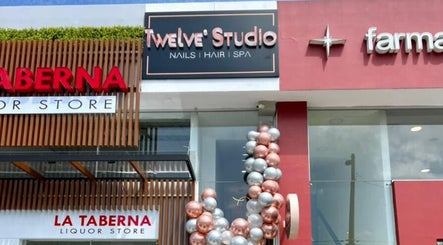 Fachada de Twelve Studio en Quito, Pichincha, EC con globos decorativos rosados y plateados.