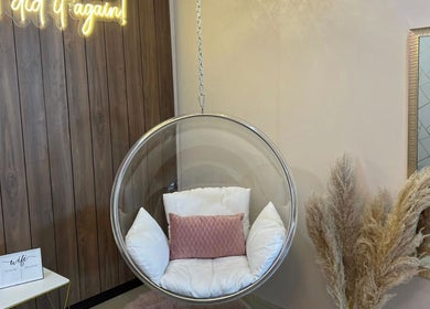 Silla colgante moderna en Twelve Studio, Quito, Pichincha, EC con decoración minimalista.