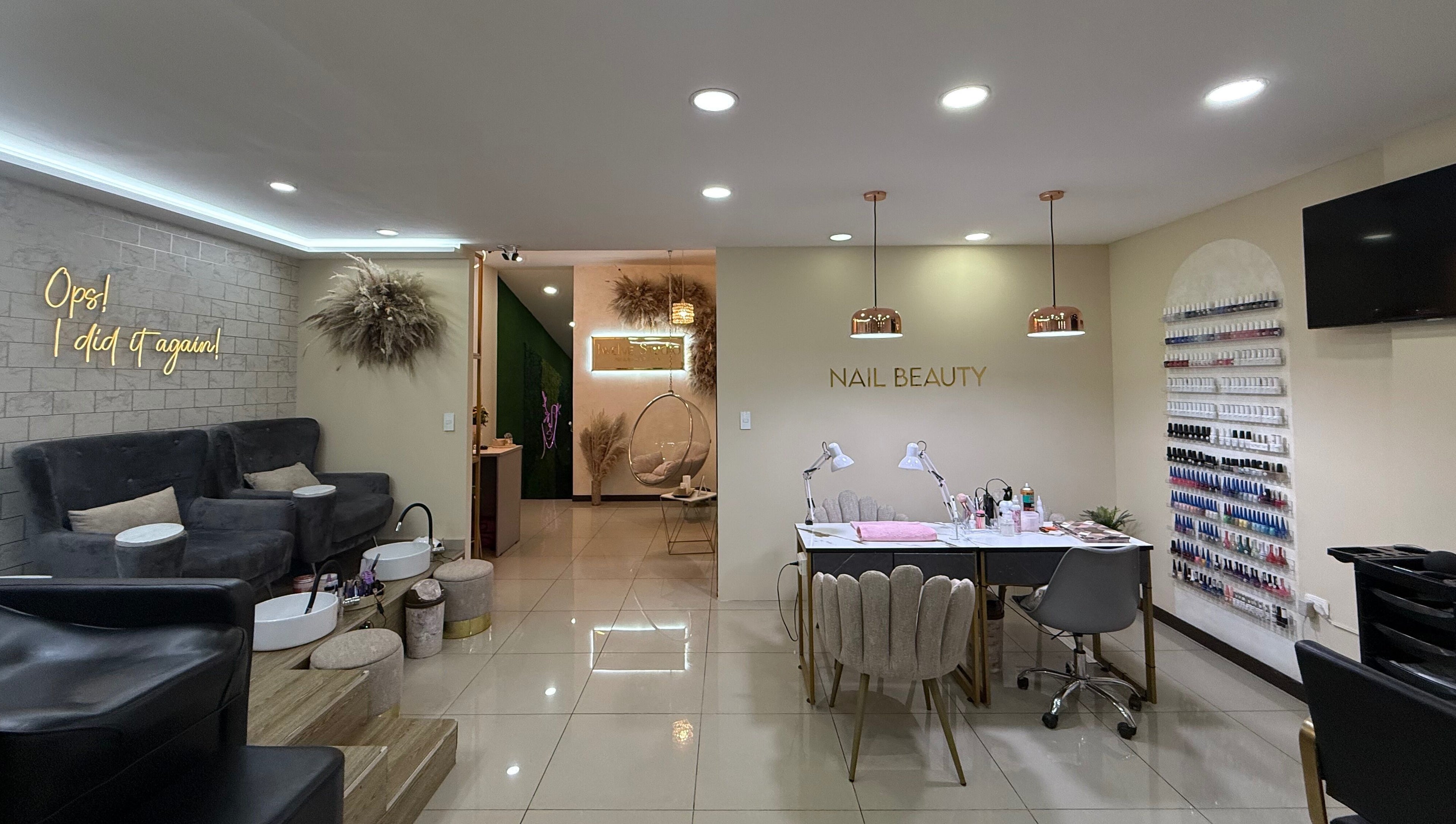 Interior de Twelve Studio en Quito, Pichincha, EC, mostrando el área de uñas y pedicura.