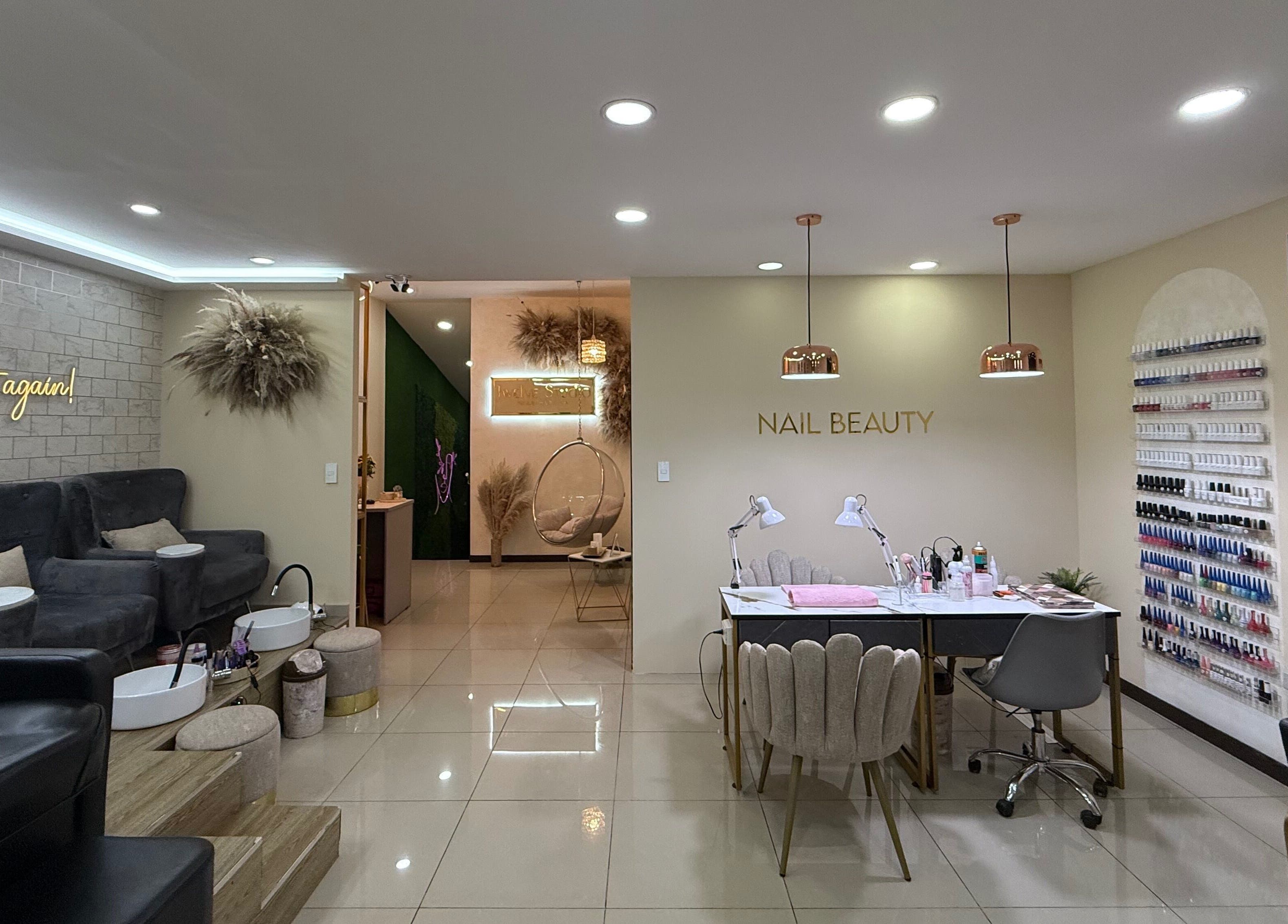 Interior de Twelve Studio en Quito, Pichincha, EC, mostrando el área de uñas y pedicura.