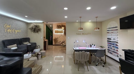 Interior de Twelve Studio en Quito, Pichincha, EC, mostrando el área de uñas y pedicura.