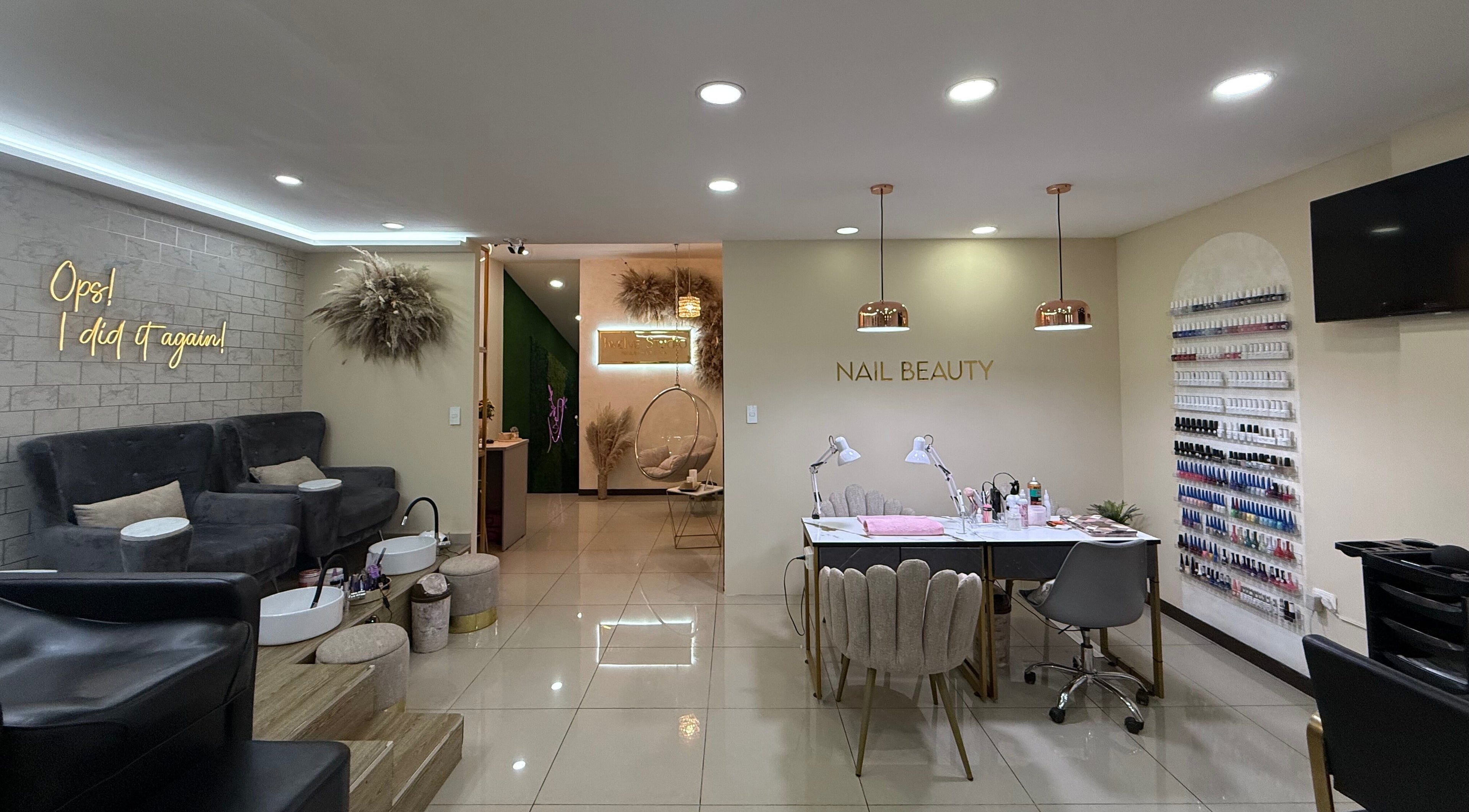 Interior de Twelve Studio en Quito, Pichincha, EC, mostrando el área de uñas y pedicura.