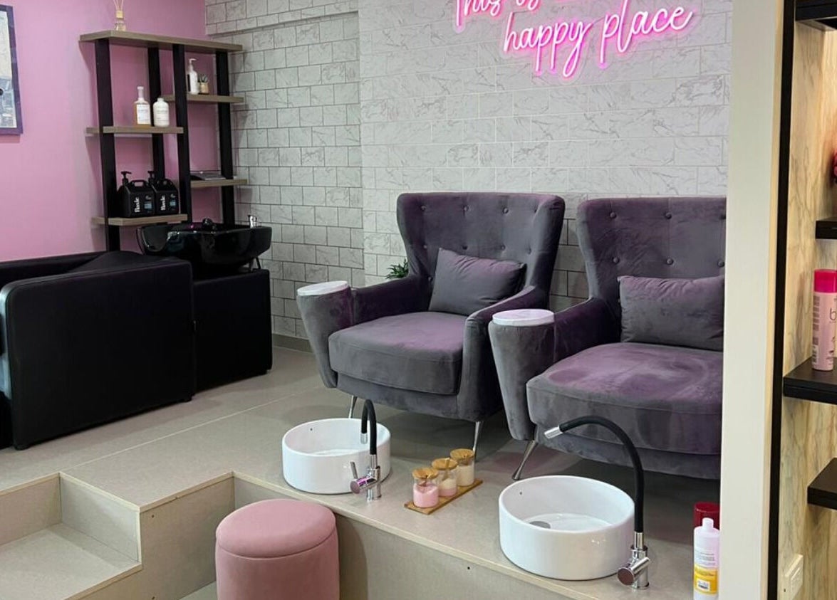 Zona de spa acogedora en Twelve Studio, Quito, Pichincha, EC con sillones cómodos y decoración moderna.