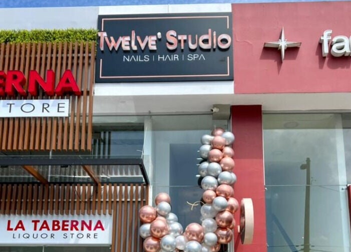 Fachada de Twelve Studio en Quito, Pichincha, EC junto a decoraciones con globos elegantes.