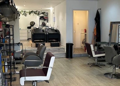 Interior view of DiamzTouch salon in Birmingham, England, GB with stylish hairdressing stations and washbasins.