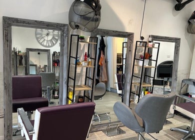 Elegant salon interior at DiamzTouch in Birmingham, England, GB, showcasing stylish mirrors and modern chairs.