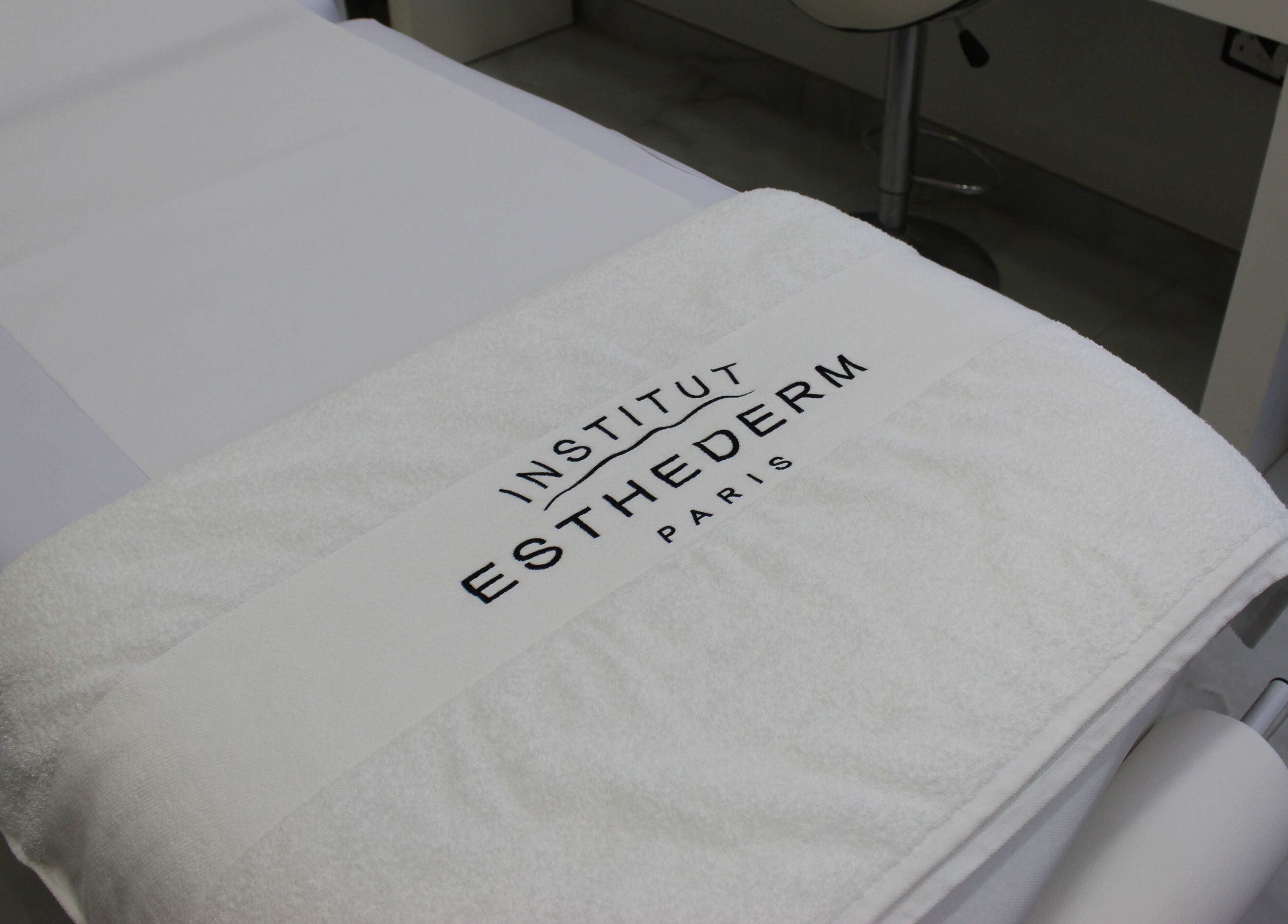 A pristine treatment bed at Renew and Revive Polyclinic, Dubai, Dubai, AE, inviting relaxation.