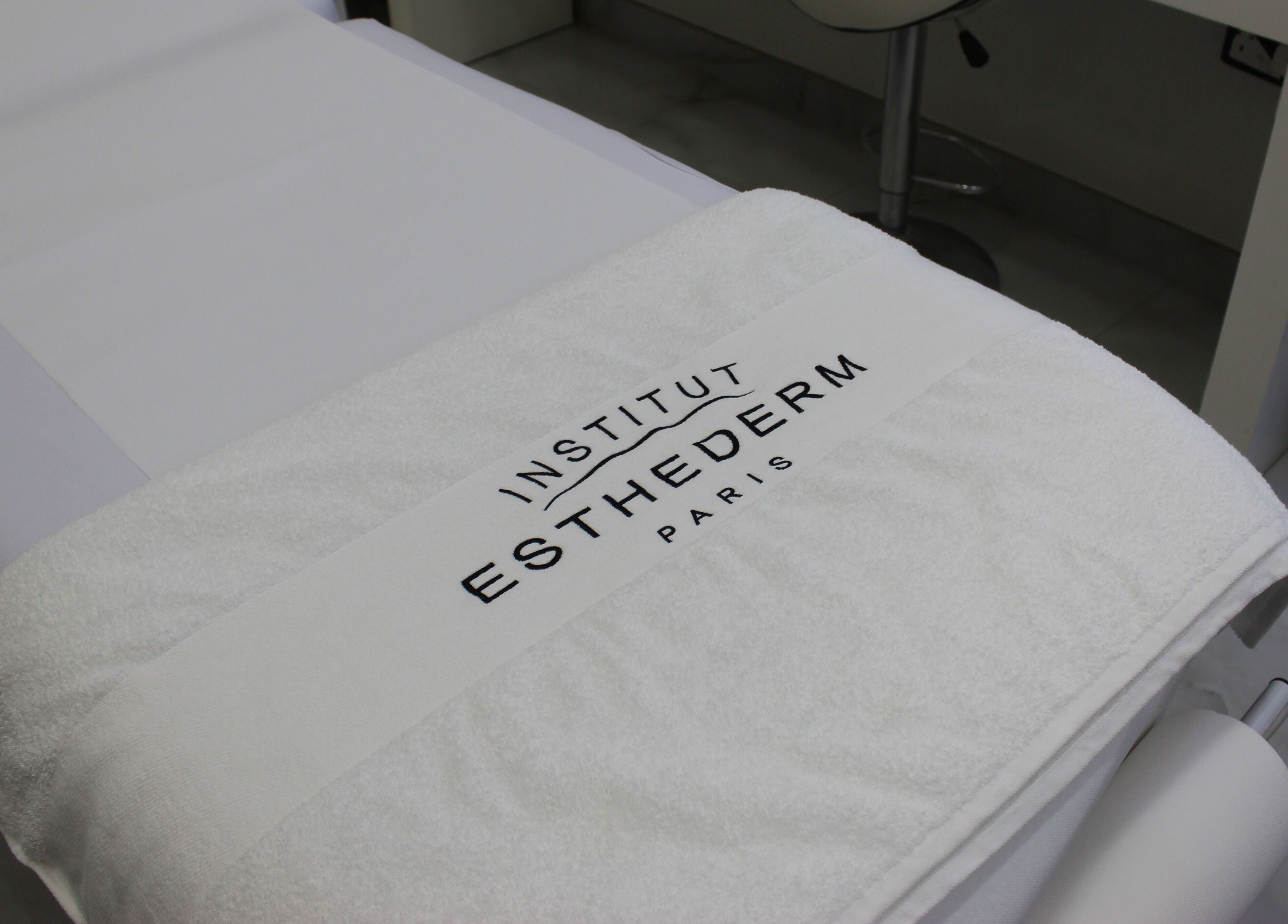 A pristine treatment bed at Renew and Revive Polyclinic, Dubai, Dubai, AE, inviting relaxation.