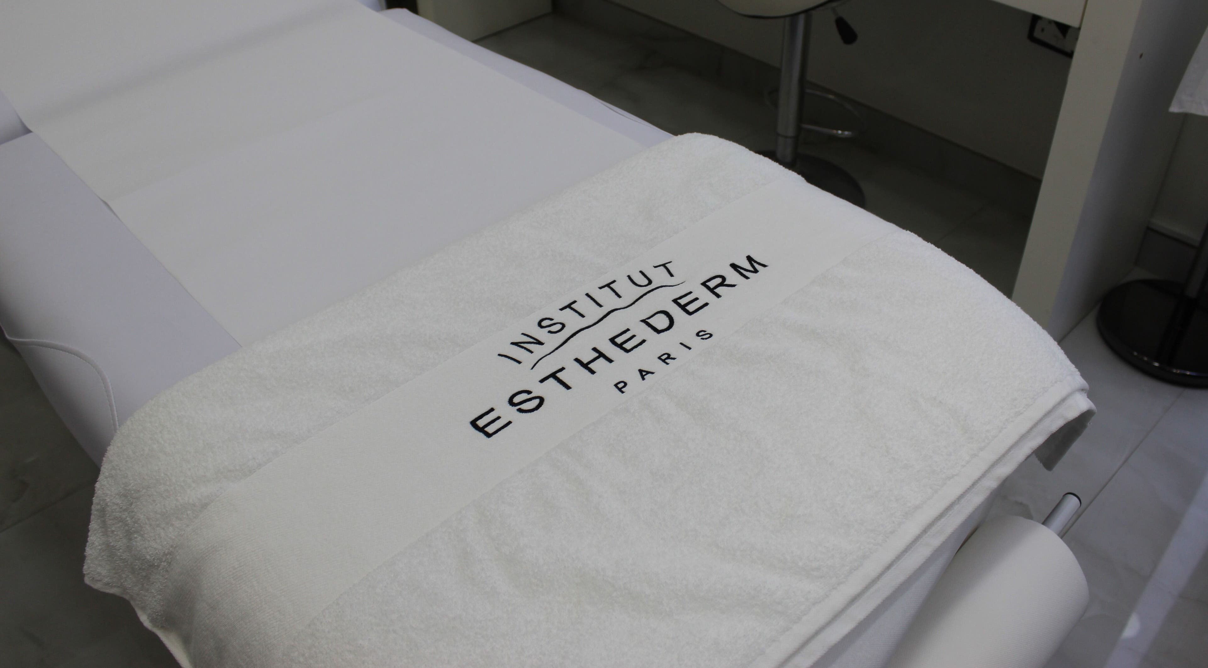 A pristine treatment bed at Renew and Revive Polyclinic, Dubai, Dubai, AE, inviting relaxation.