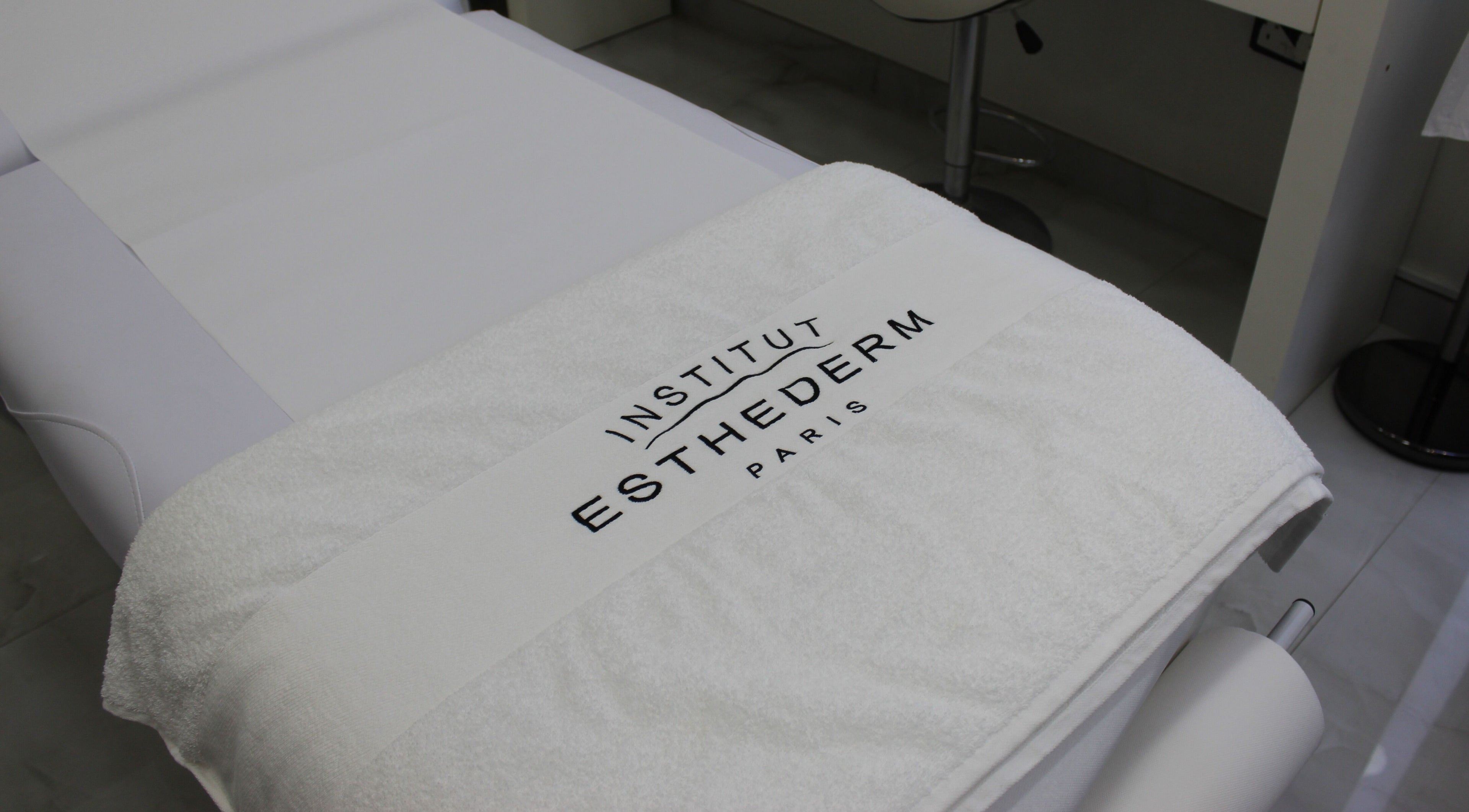 A pristine treatment bed at Renew and Revive Polyclinic, Dubai, Dubai, AE, inviting relaxation.