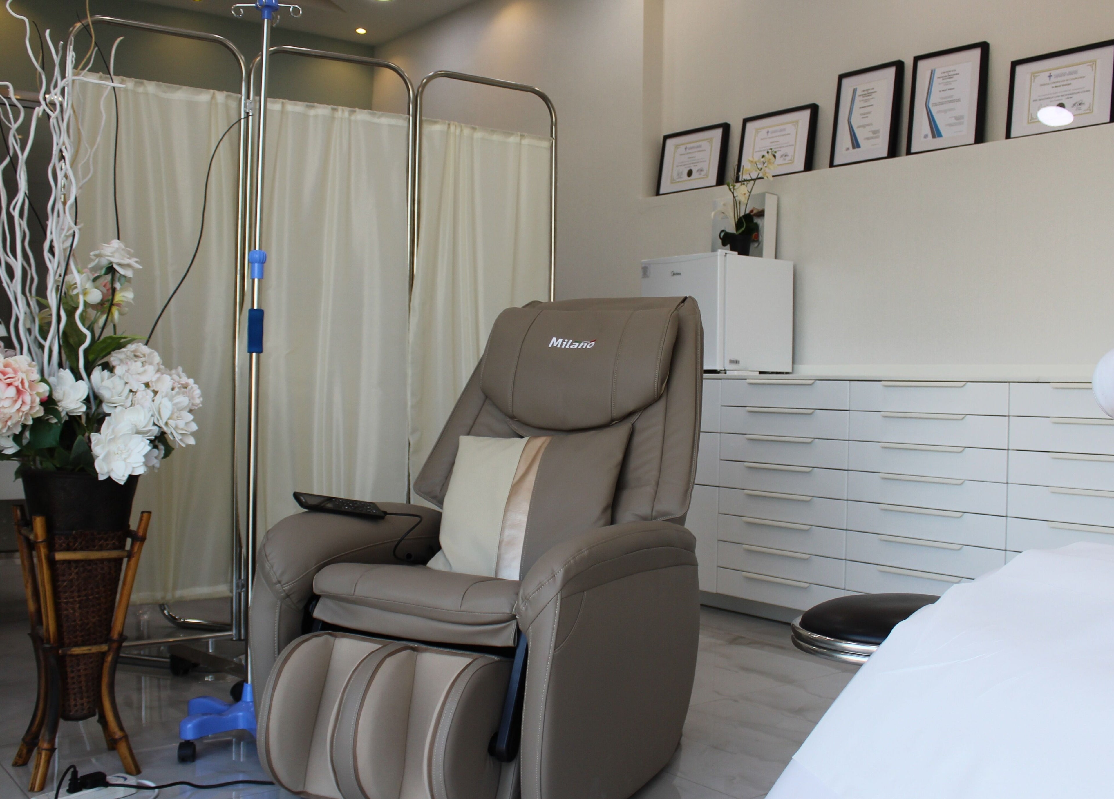 Comfortable treatment room at Renew and Revive Polyclinic, Dubai, Dubai, AE, featuring massage chair and decor.