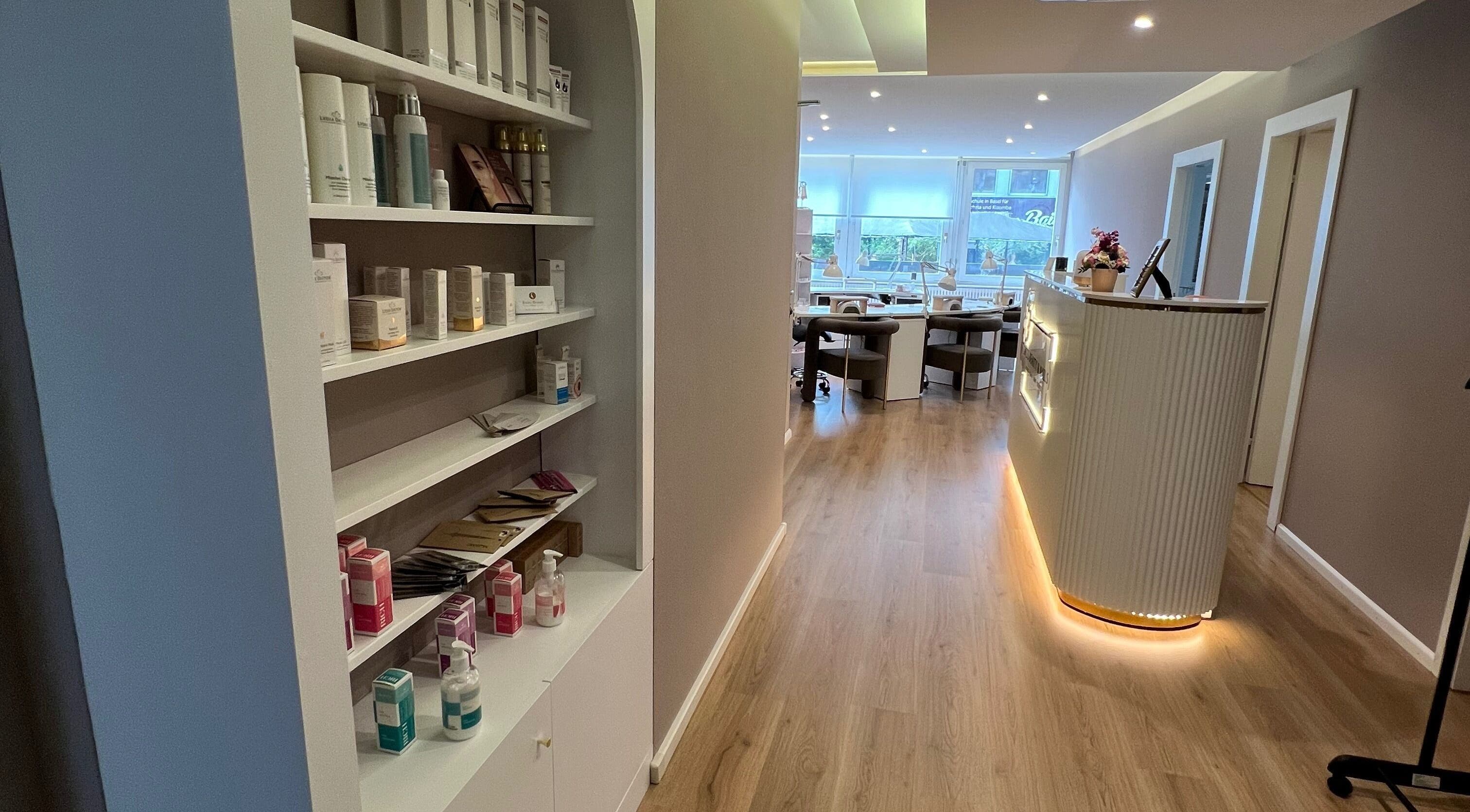 Innenansicht von Swiss Beauty Nails Basel, Basel-stadt, CH mit modernen weißen Regalen und Empfangsbereich.