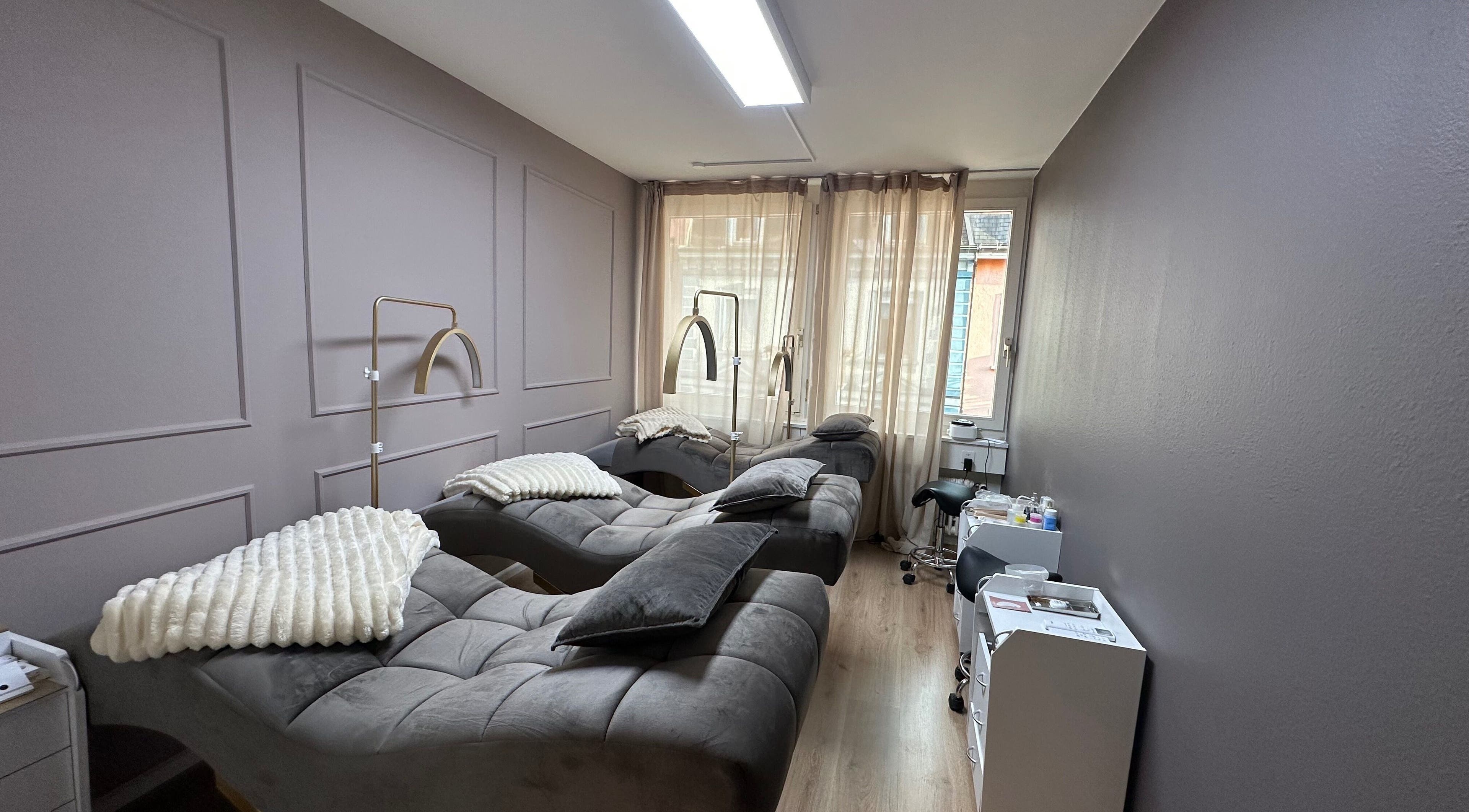 Eleganter Behandlungsraum bei Swiss Beauty Nails Basel, Basel-stadt, CH mit luxuriösen Liegen.