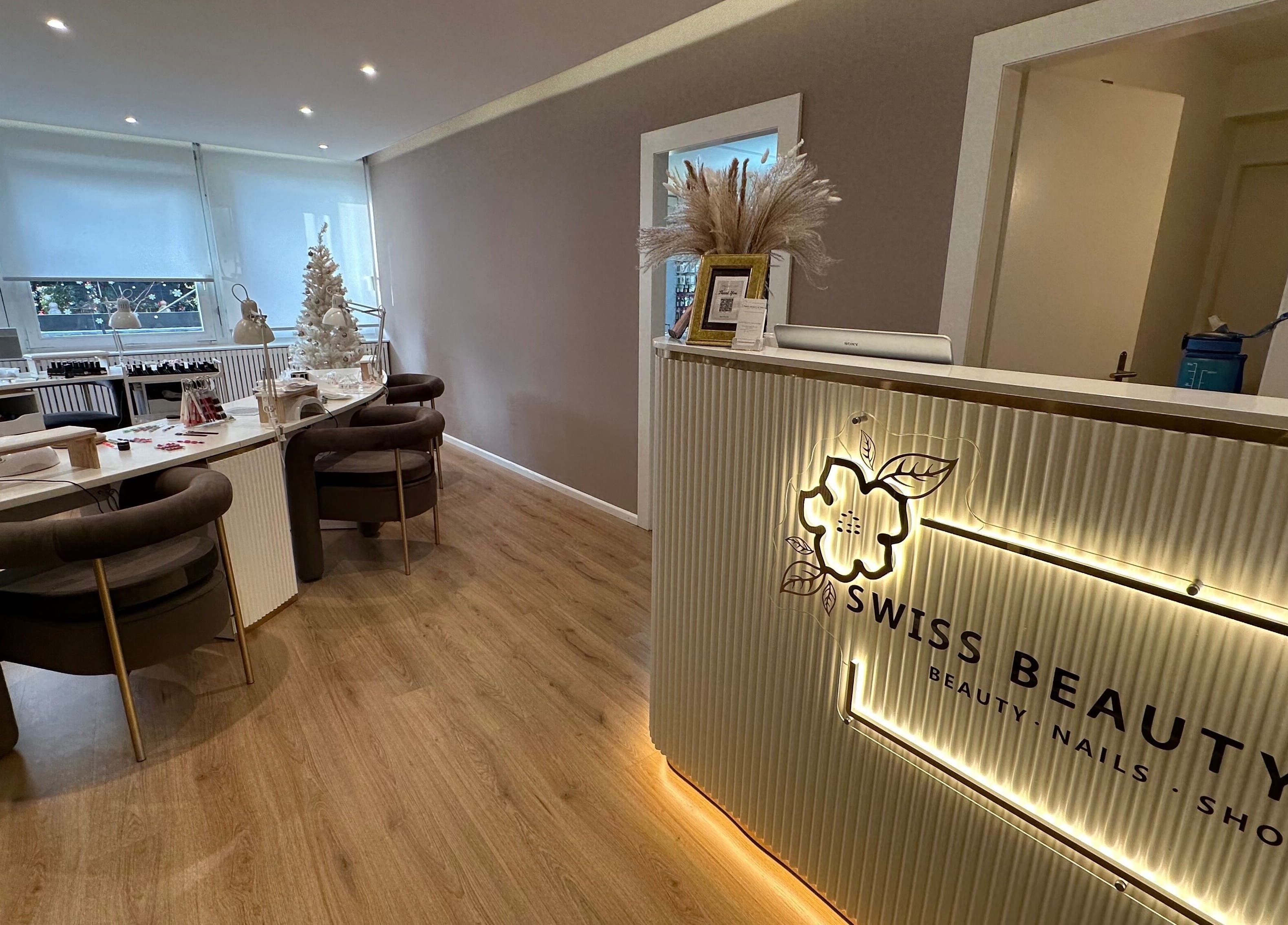 Elegantes Interieur von Swiss Beauty Nails Basel, Basel, Basel-stadt, CH mit Empfangsbereich und stilvollem Design.