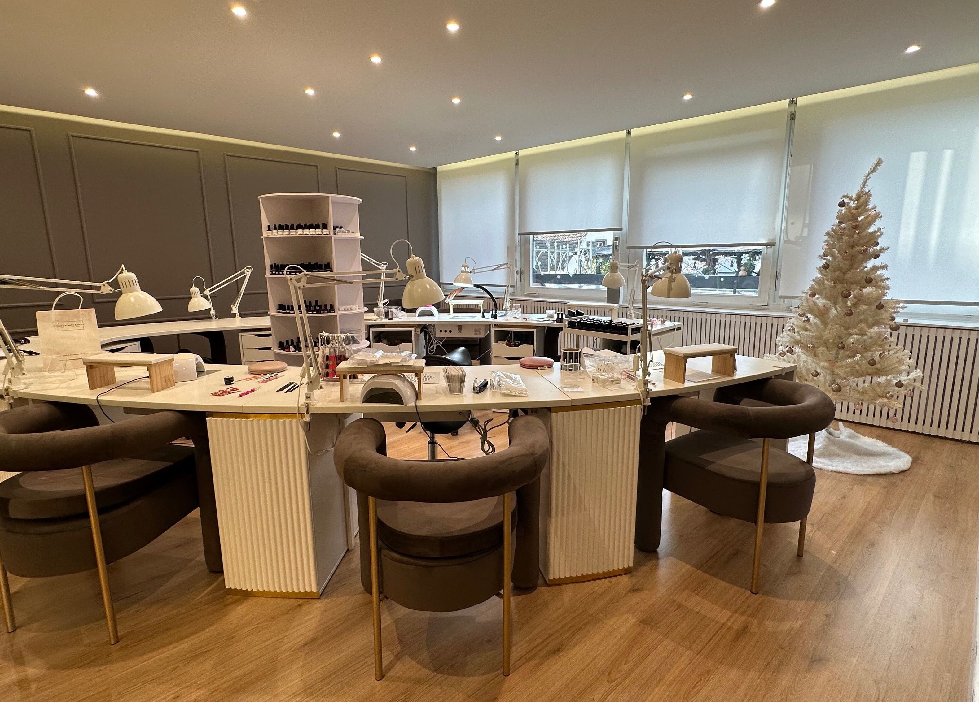 Modernes Nagelstudio bei Swiss Beauty Nails Basel, Basel, Basel-stadt, CH mit stilvoller Einrichtung.