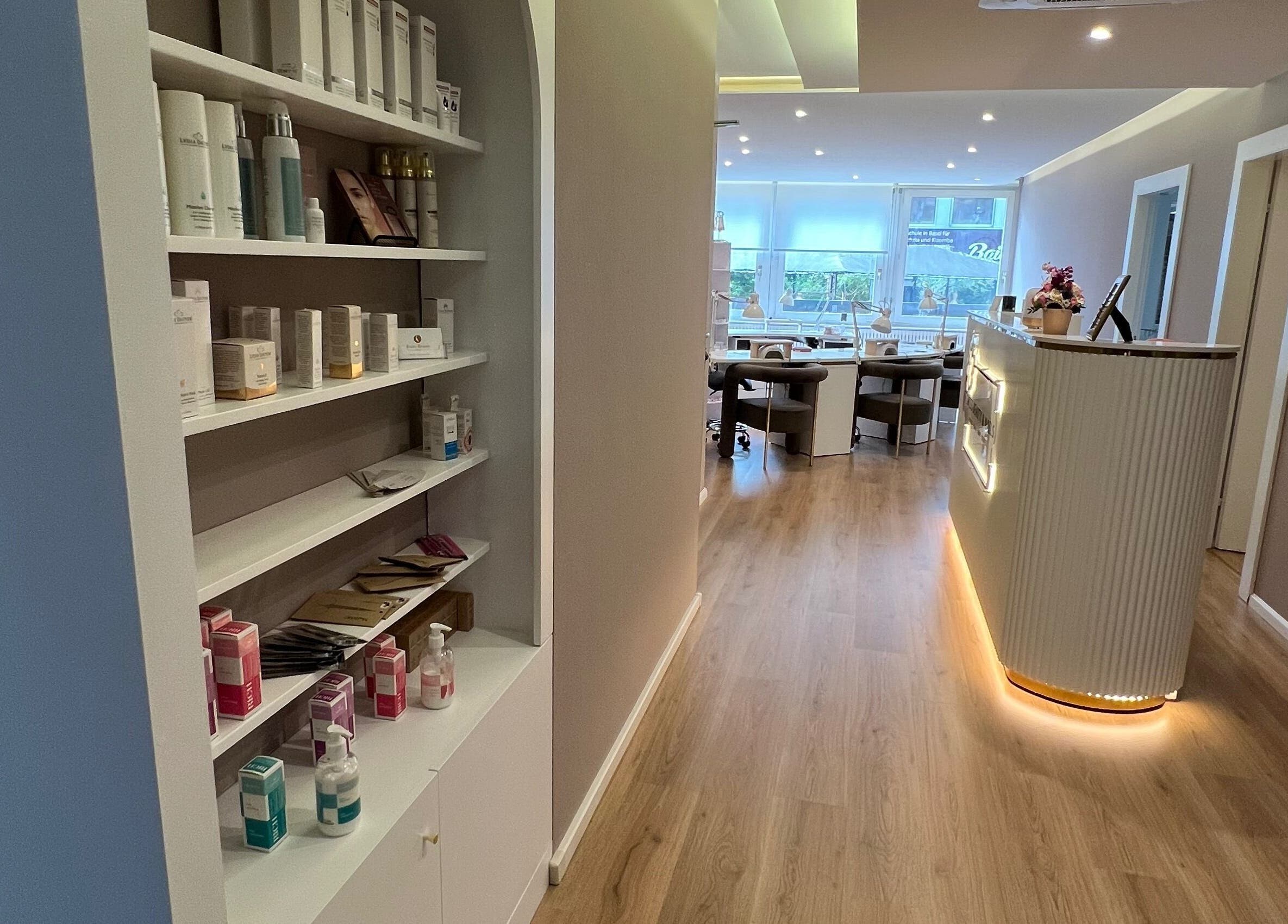 Eleganter Empfangsbereich im Swiss Beauty Nails Basel, Basel-stadt, CH mit stilvollem Interieur.