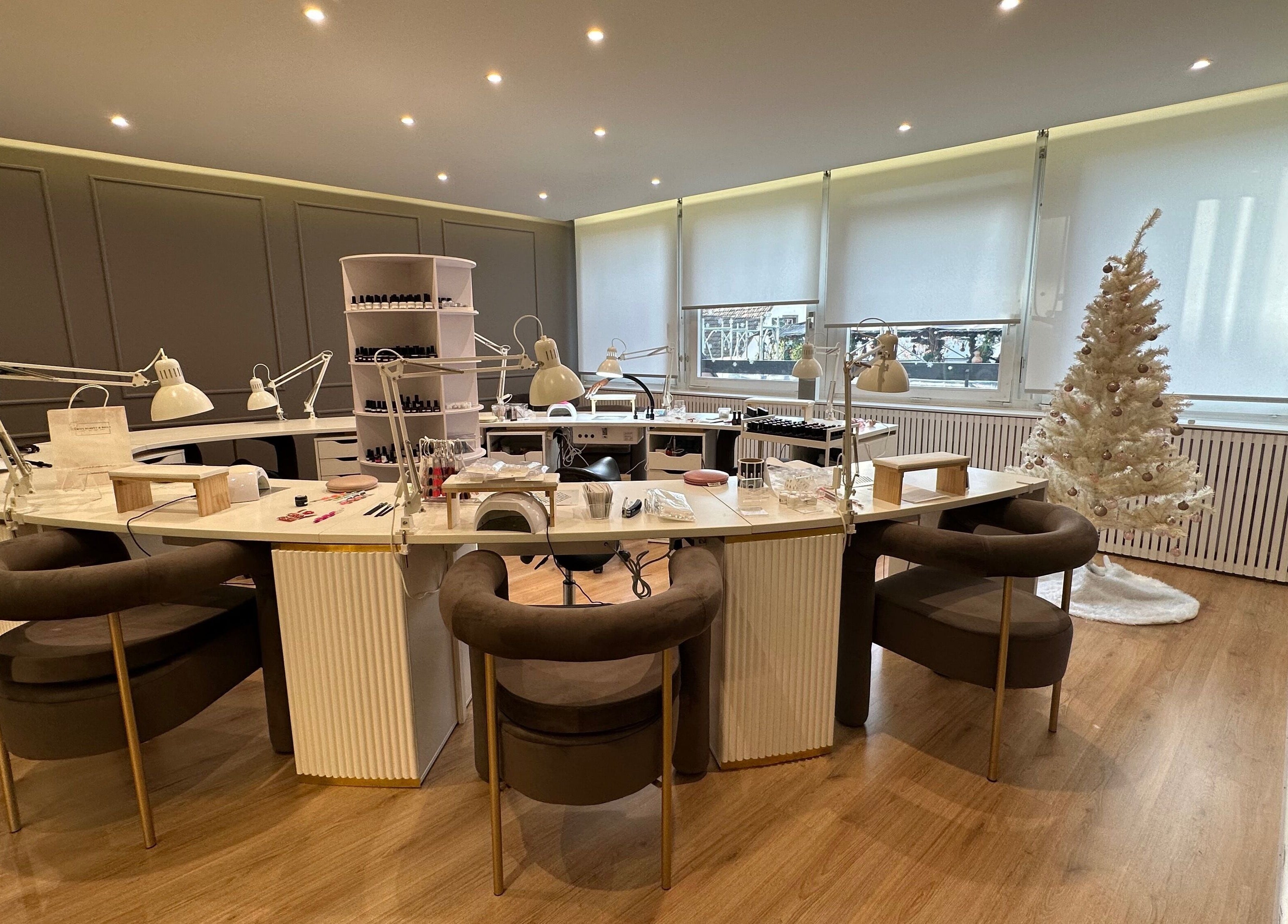 Moderne Nagelstation bei Swiss Beauty Nails Basel in Basel, Basel-stadt, CH, mit festlicher Dekoration.