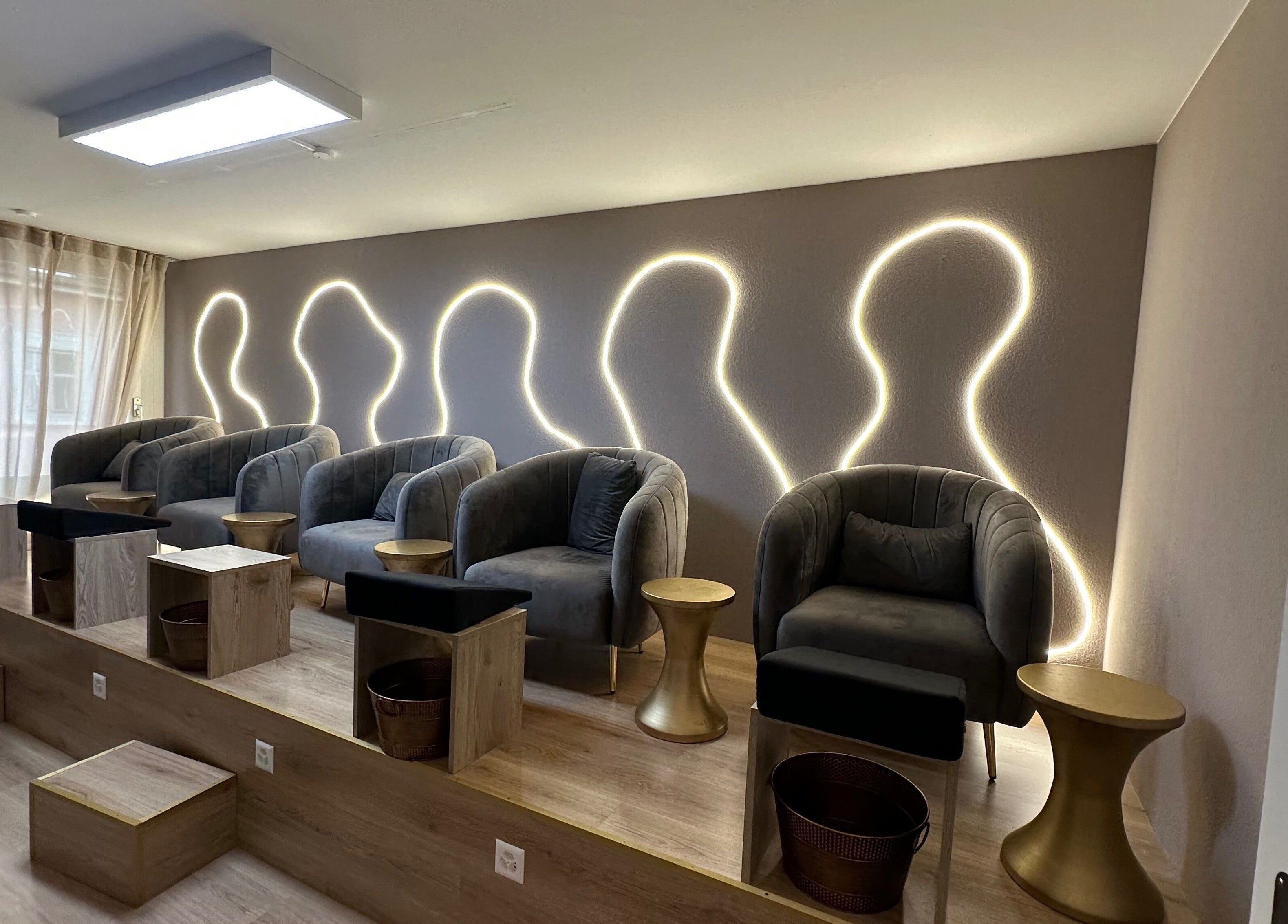 Moderner Wellnessbereich bei Swiss Beauty Nails Basel, Basel, Basel-stadt, CH mit stilvollen Pedikürstühlen.
