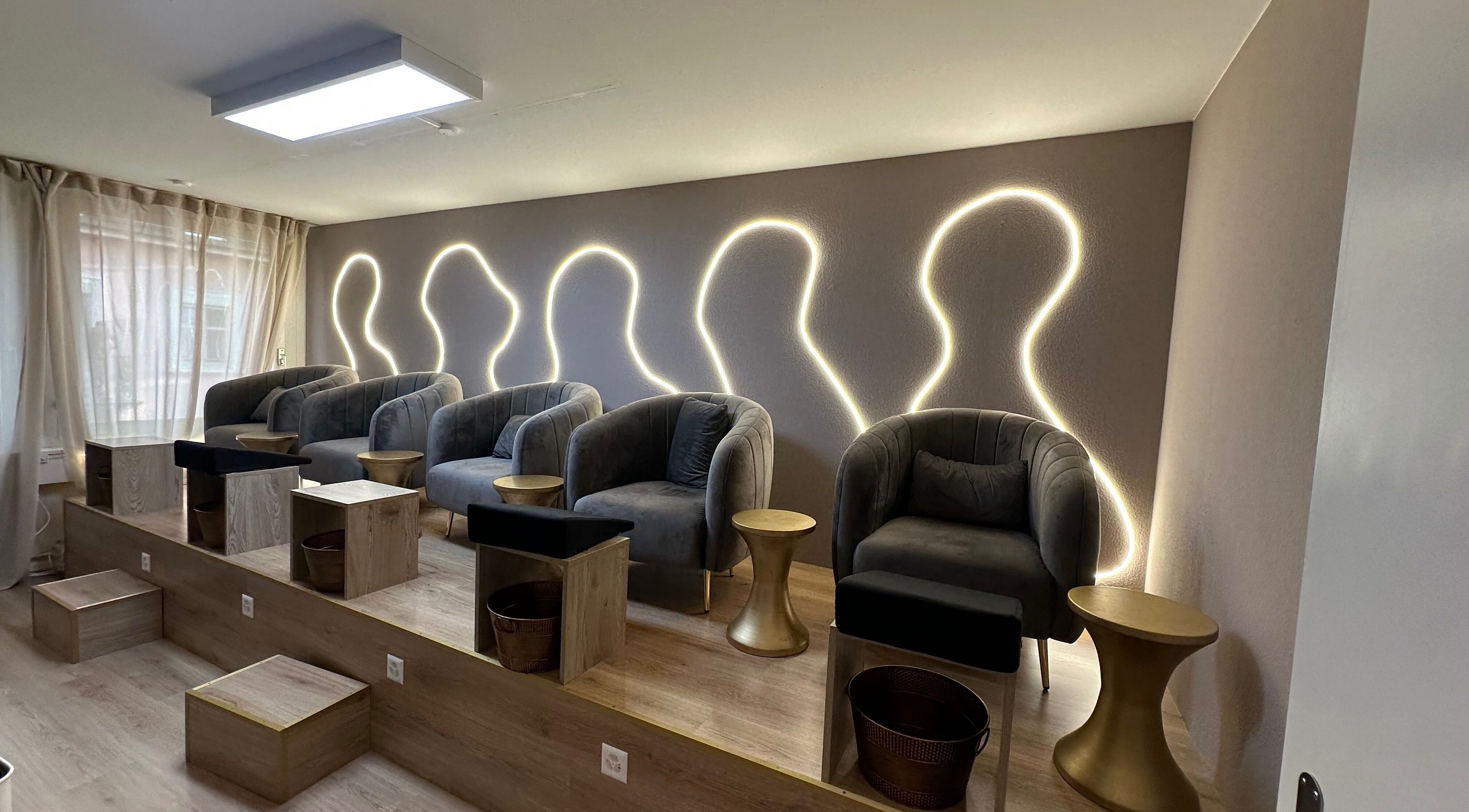 Moderner Wellnessbereich bei Swiss Beauty Nails Basel, Basel, Basel-stadt, CH mit stilvollen Pedikürstühlen.