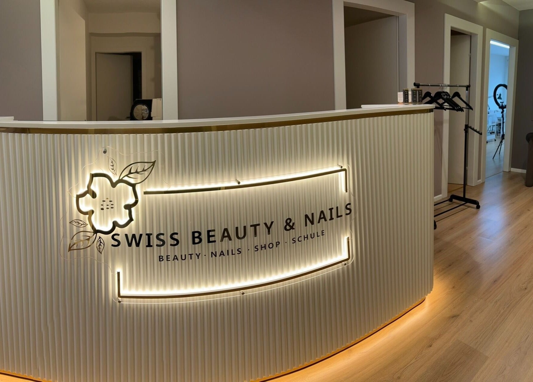 Eleganter Empfangsbereich von Swiss Beauty Nails Basel in Basel, Basel-stadt, CH.