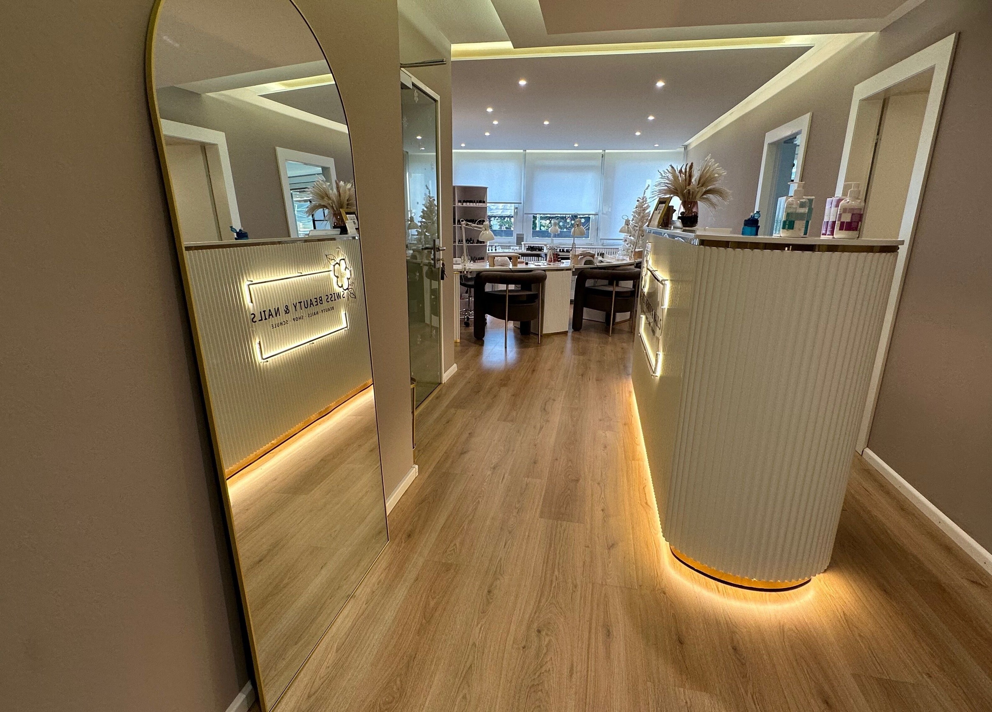Moderner Empfangsbereich bei Swiss Beauty Nails Basel, Basel, CH, mit stilvollen Dekorationen und hochwertigem Design.