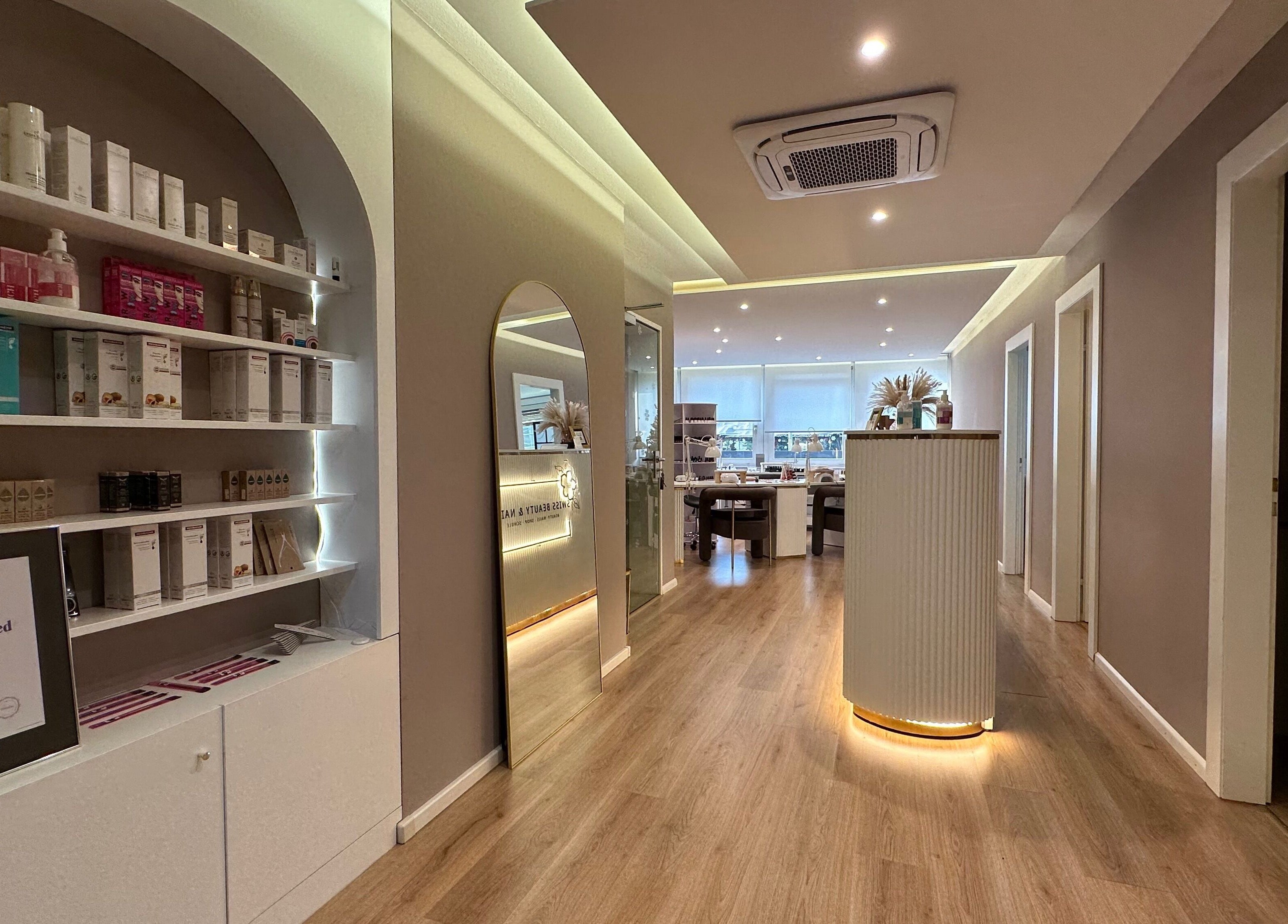 Elegantes Innendesign bei Swiss Beauty Nails Basel, Basel, Basel-stadt, CH. Helle Räume mit stilvoller Dekoration.