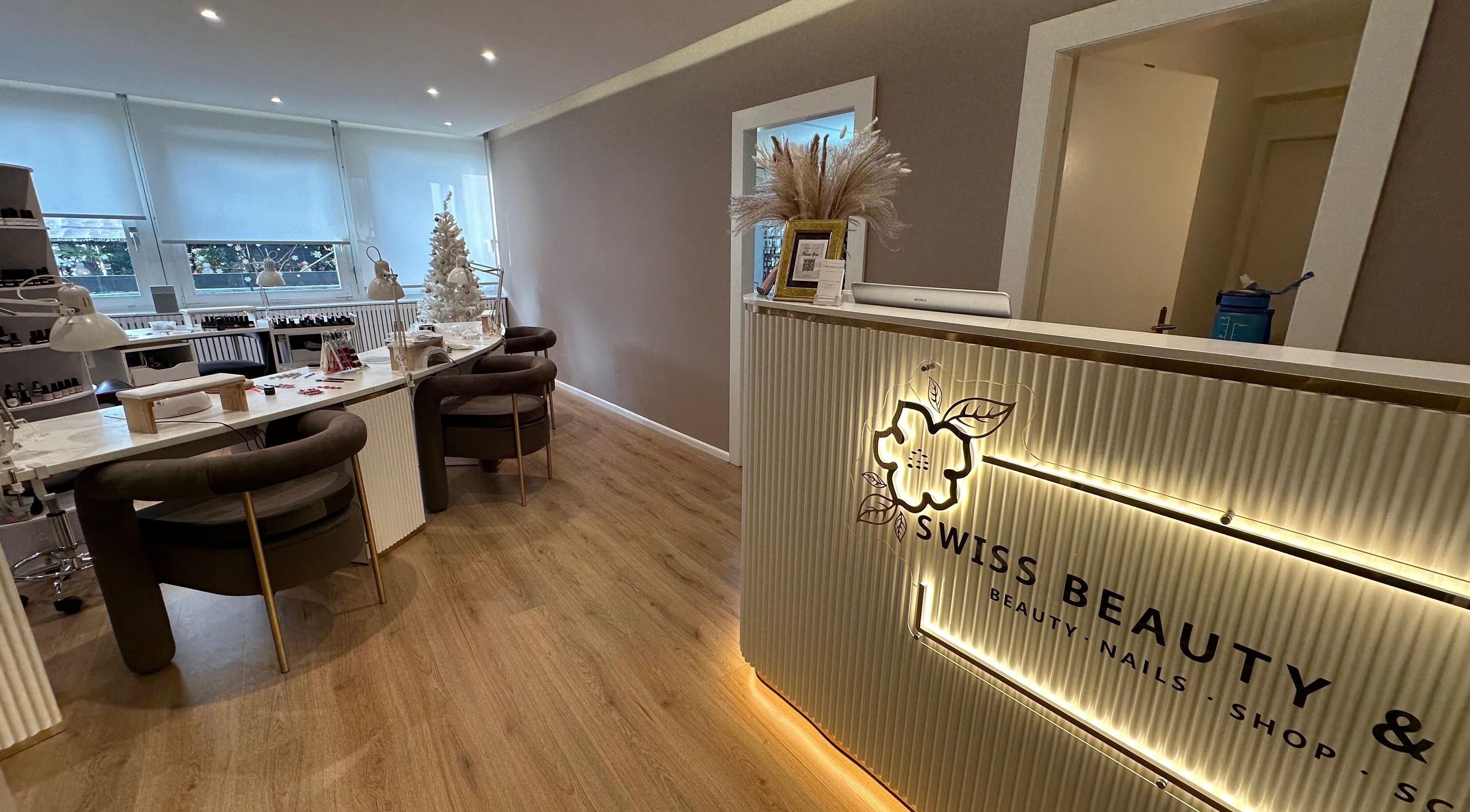 Innenraum von Swiss Beauty Nails Basel in Basel, Basel-stadt, CH mit stilvollem Empfang und Nagelstudio.