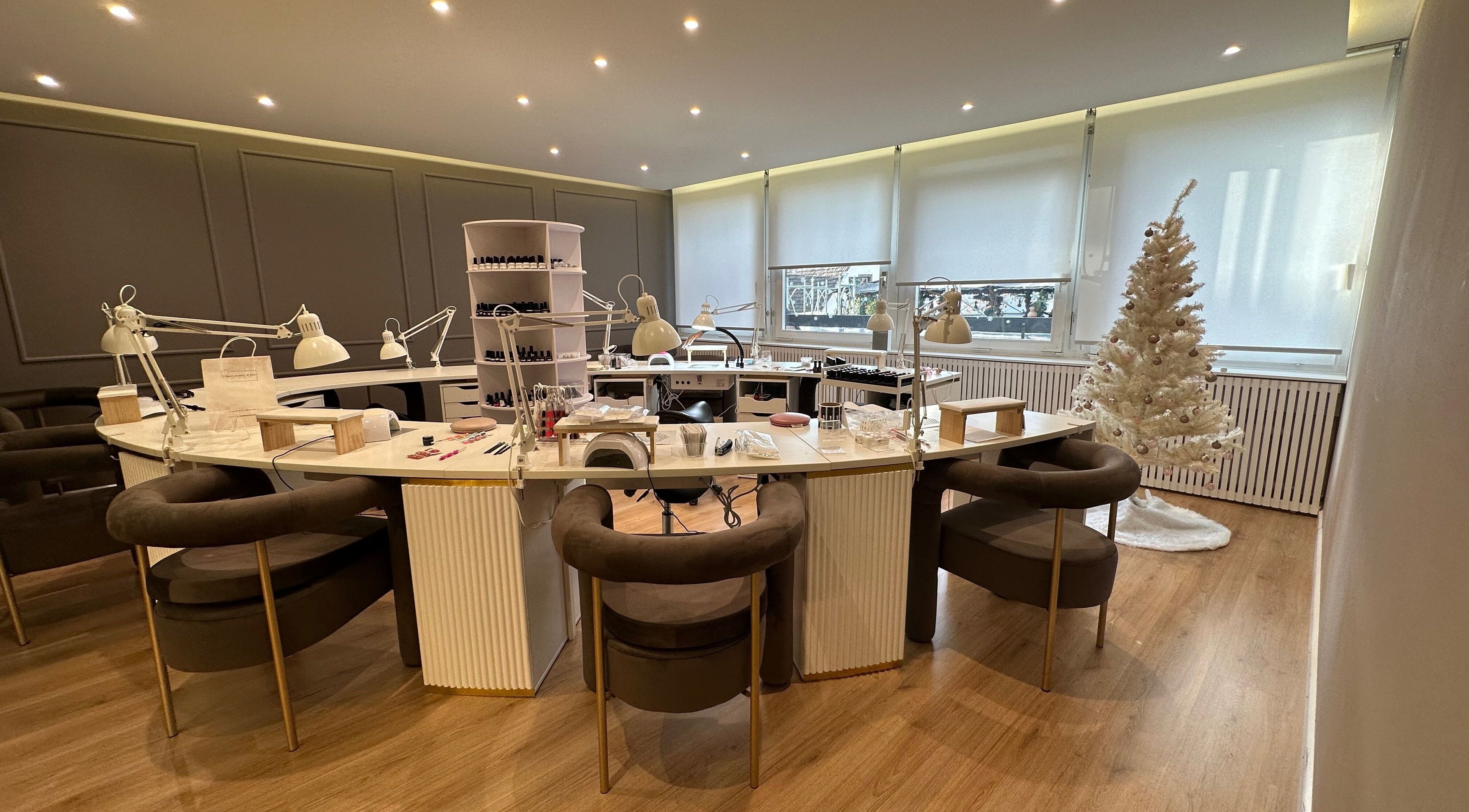 Nagelstudio bei Swiss Beauty Nails Basel in Basel, Basel-stadt, CH mit modernem Design und festlichem Baum.