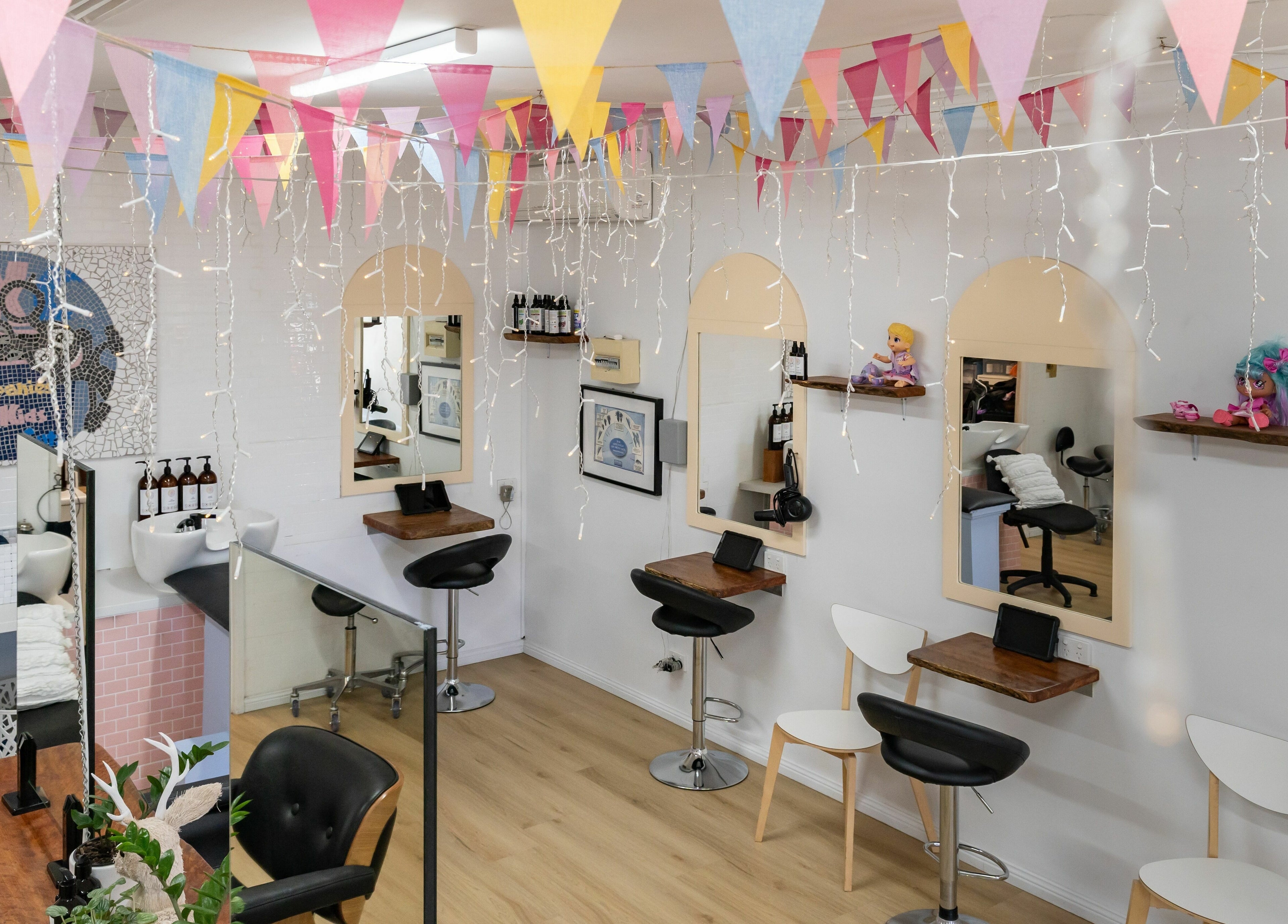 Colorful decor and styling stations at Deanies Kids Cuts, Currimundi, Queensland, AU, create a welcoming atmosphere.