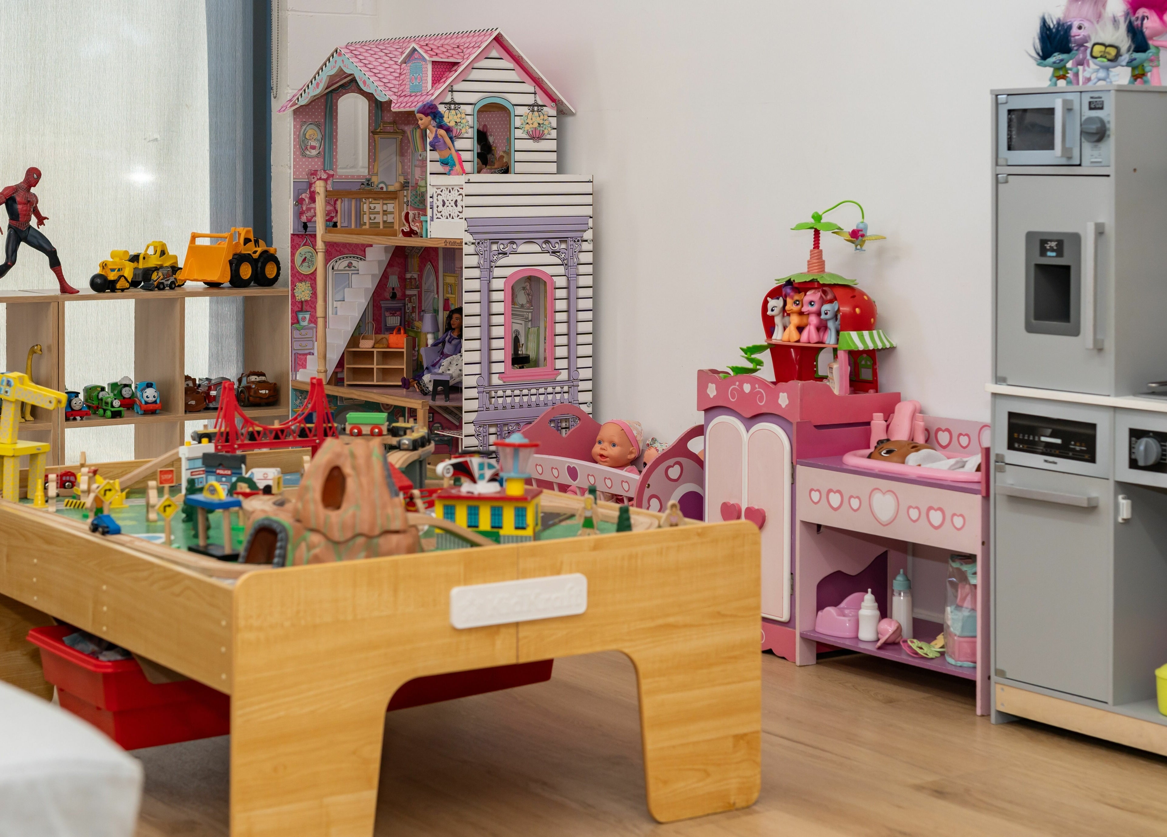 Deanies Kids Cuts in Currimundi, Queensland, AU offers a vibrant play area for children, featuring toys and decor.