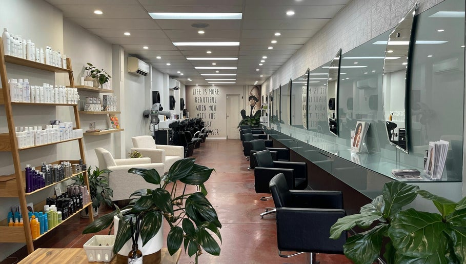 Imagen 1 de Hairdressers At Work