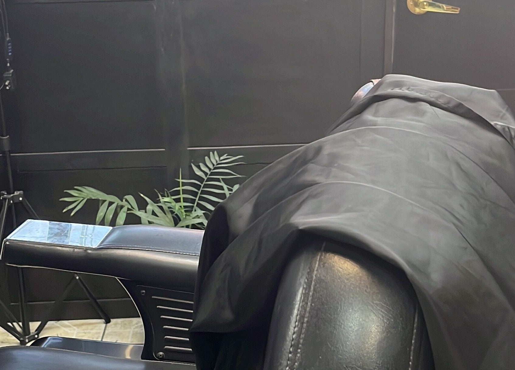 Silla de barbería en Smiley Barber Studio, Uruapan, Michoacán, MX, destacando confort y estilo.