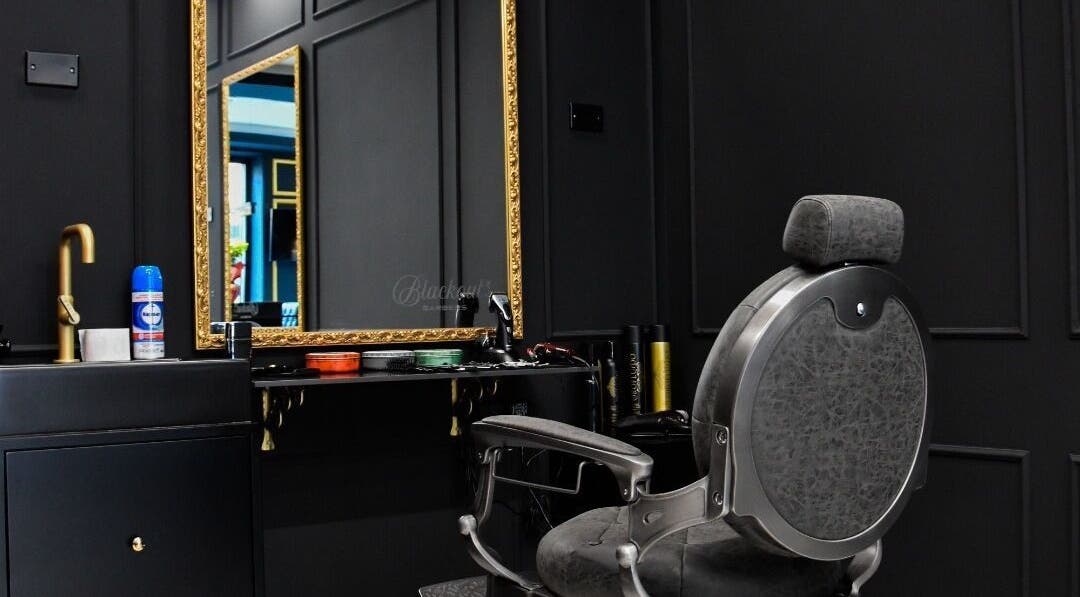 Poltrona da barbiere chic presso Blackout Concept, Terracina, Lazio, IT, con specchio dorato elegante.