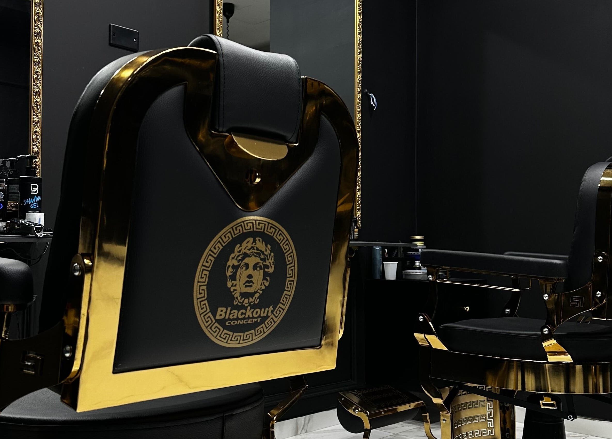 Interno elegante del salone Blackout Concept a Terracina, Lazio, IT con poltrona di lusso e specchio dorato.