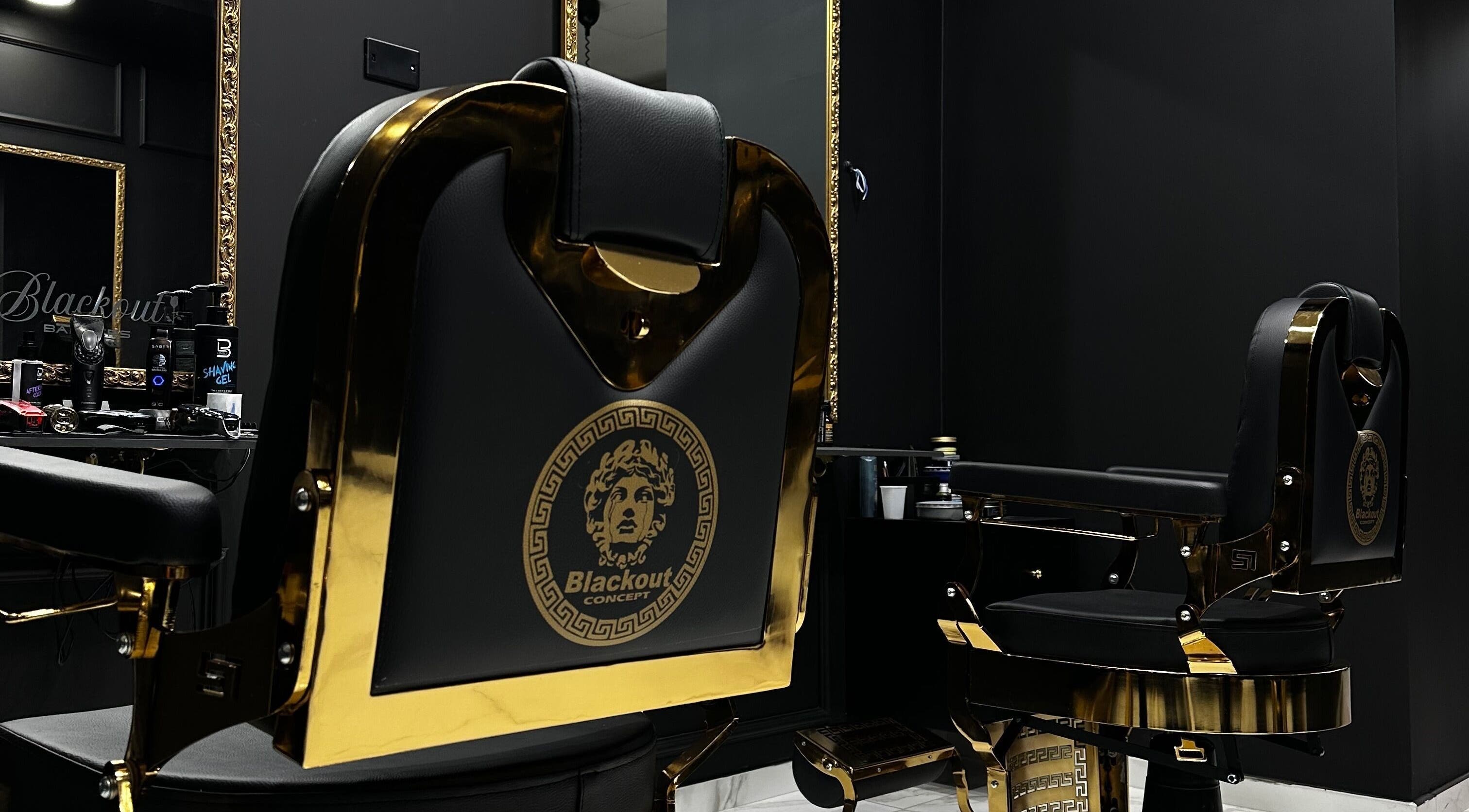 Interno elegante del salone Blackout Concept a Terracina, Lazio, IT con poltrona di lusso e specchio dorato.