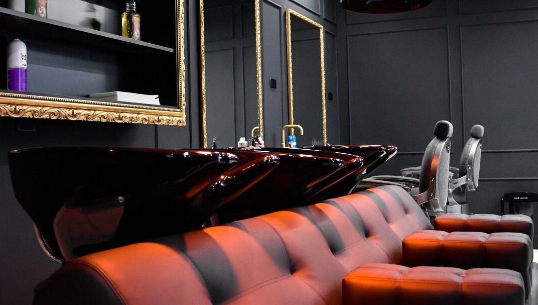 Elegante salone Blackout Concept a Terracina, Lazio, IT, con poltrone e specchi raffinati.