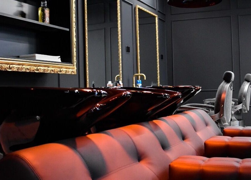 Elegante salone Blackout Concept a Terracina, Lazio, IT, con poltrone e specchi raffinati.