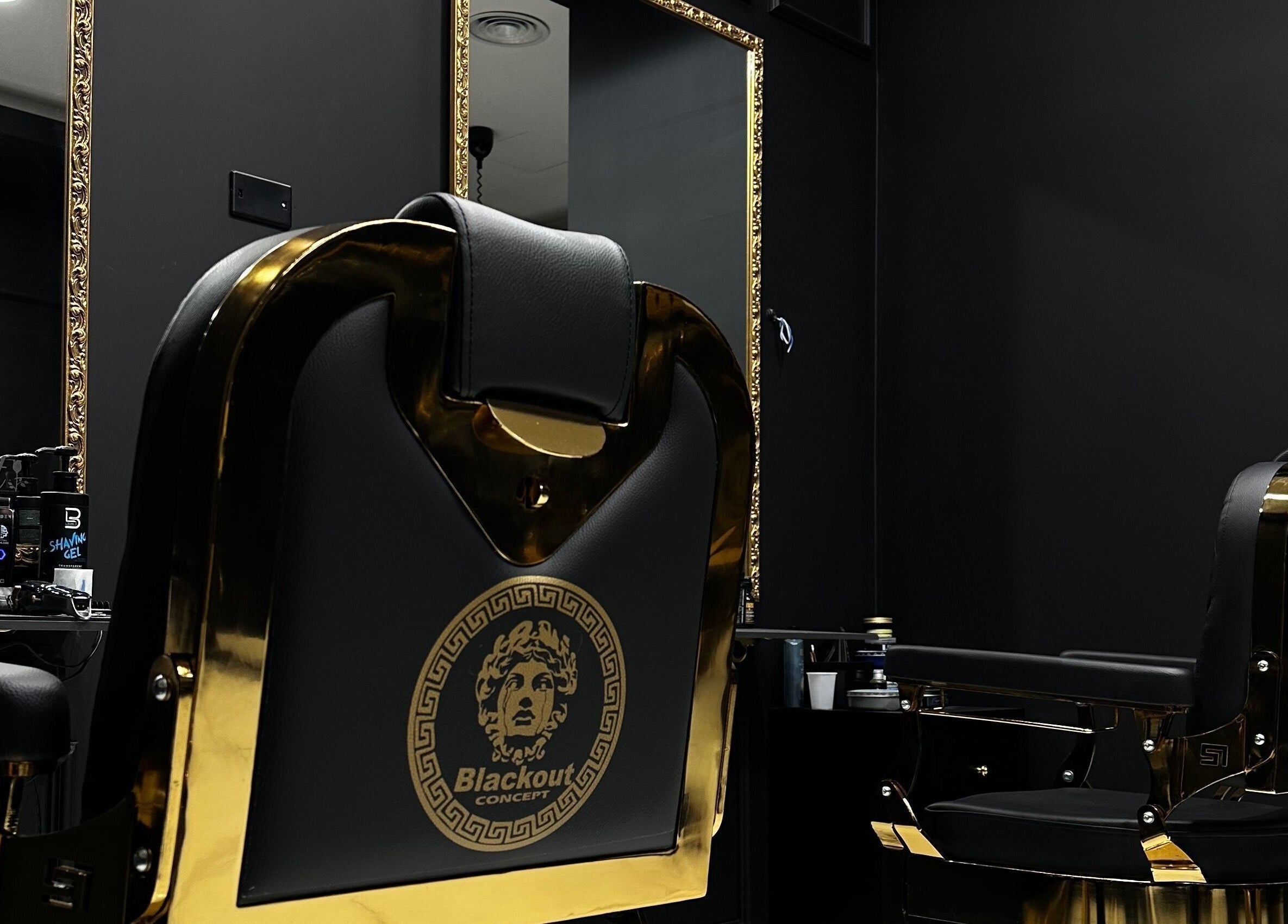 Interno di Blackout Concept a Terracina, Lazio, IT con poltrona elegante e specchio dorato.