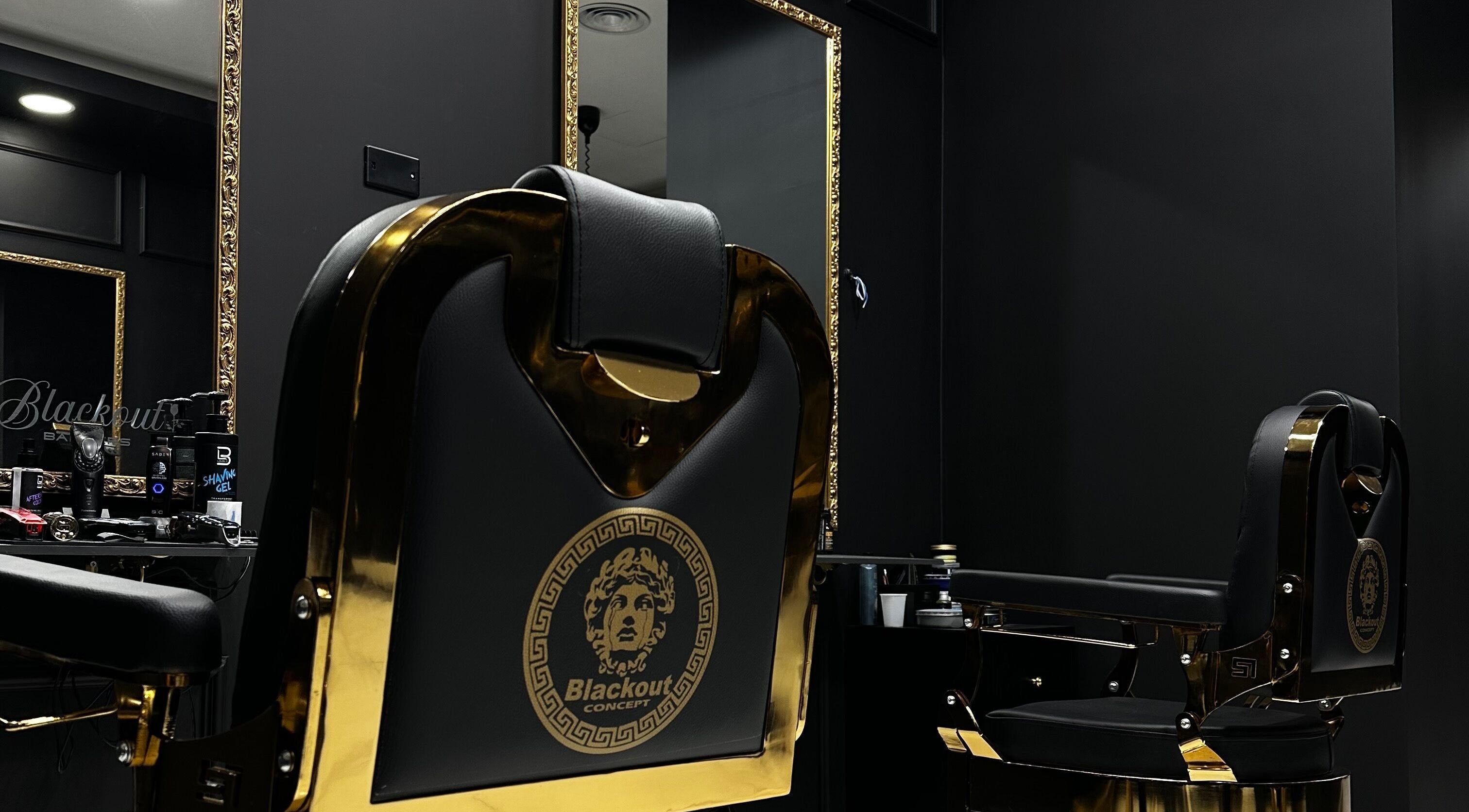 Interno di Blackout Concept a Terracina, Lazio, IT con poltrona elegante e specchio dorato.