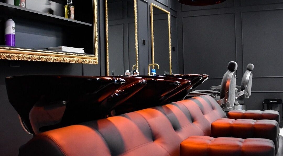 Interno moderno di Blackout Concept, Terracina, Lazio, IT con sedili stilosi e lavabi neri eleganti.