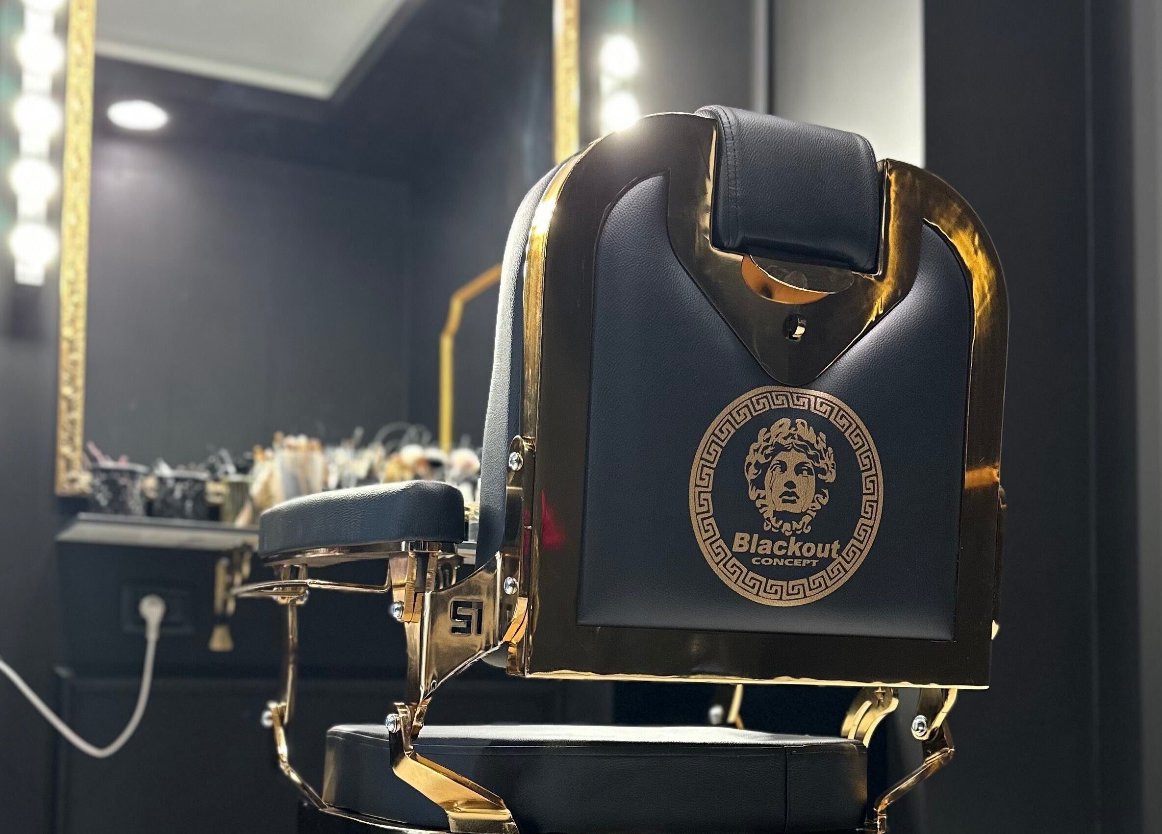 Poltrona di lusso Blackout Concept in un salone elegante a Terracina, Lazio, IT.