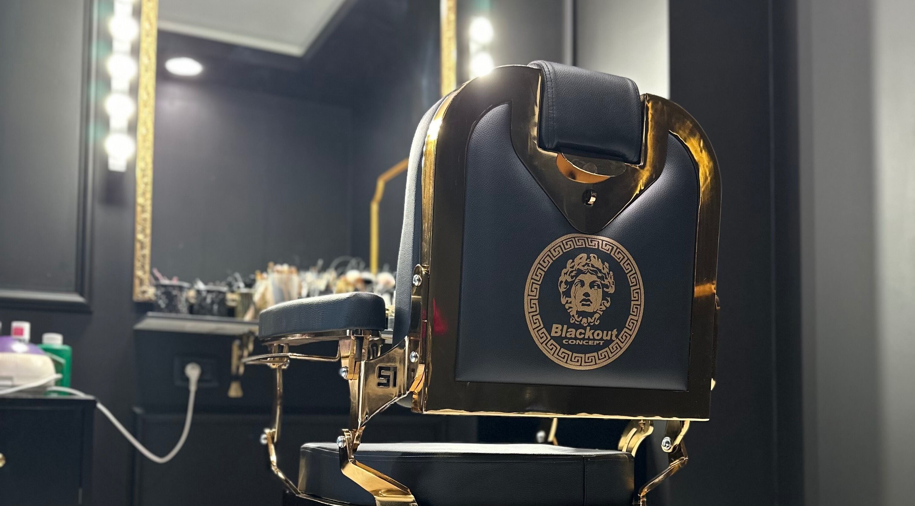 Poltrona di lusso Blackout Concept in un salone elegante a Terracina, Lazio, IT.