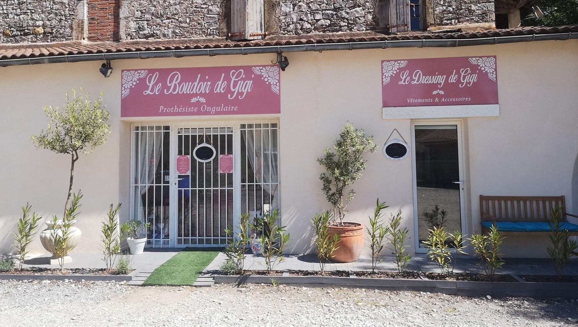 Devanture charmante de Le Boudoir De Gigi à Vézénobres, Occitanie, FR.