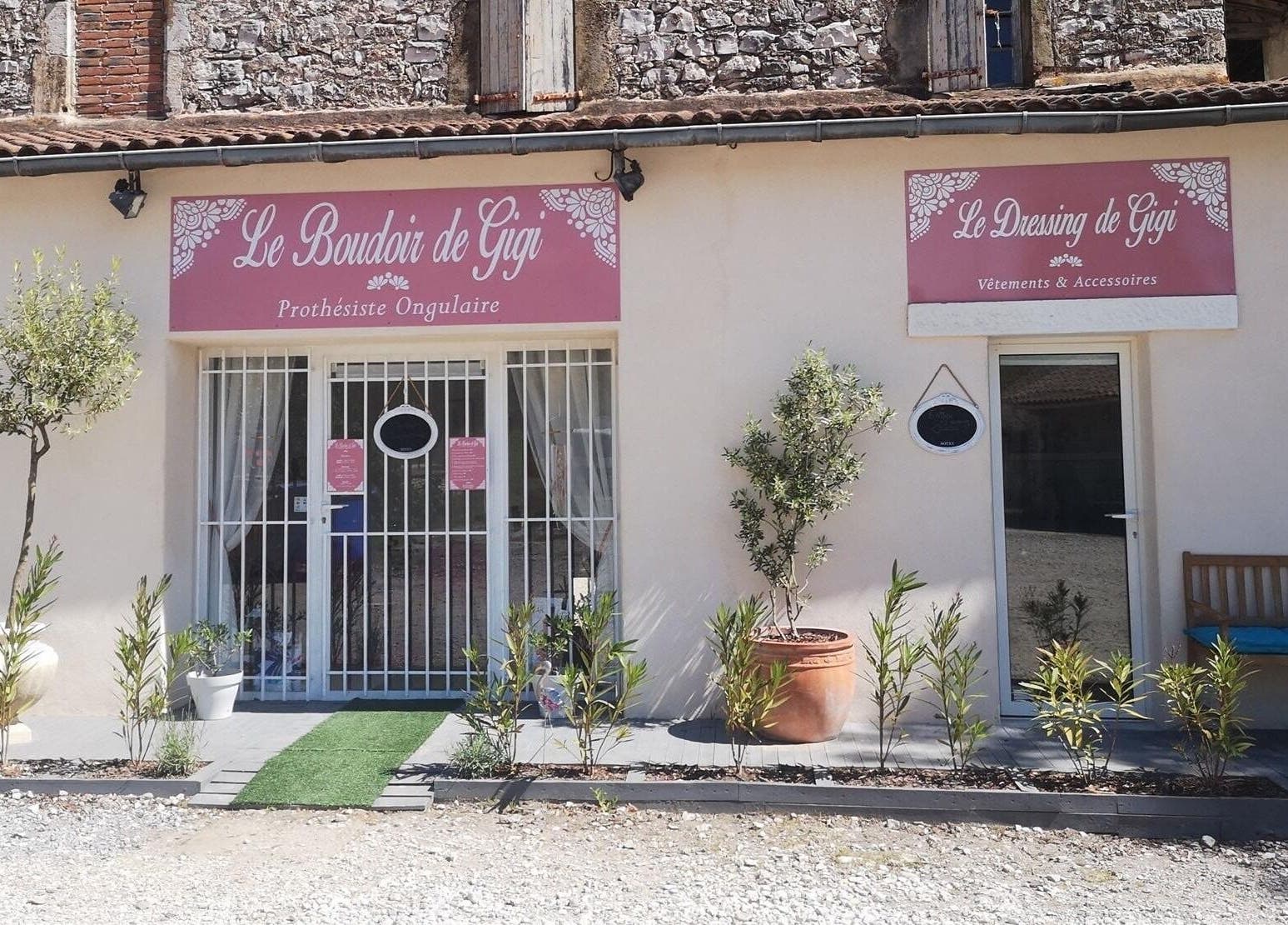 Devanture charmante de Le Boudoir De Gigi à Vézénobres, Occitanie, FR.