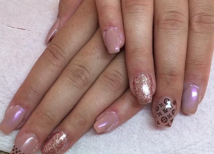 Design d'ongles élégants au Le Boudoir De Gigi, Vézénobres, Occitanie, FR.