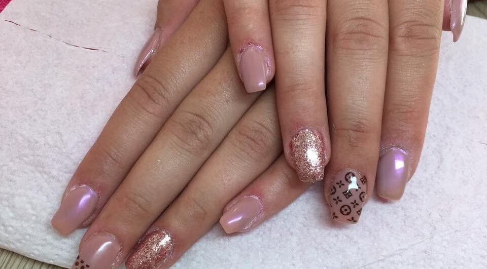 Design d'ongles élégants au Le Boudoir De Gigi, Vézénobres, Occitanie, FR.